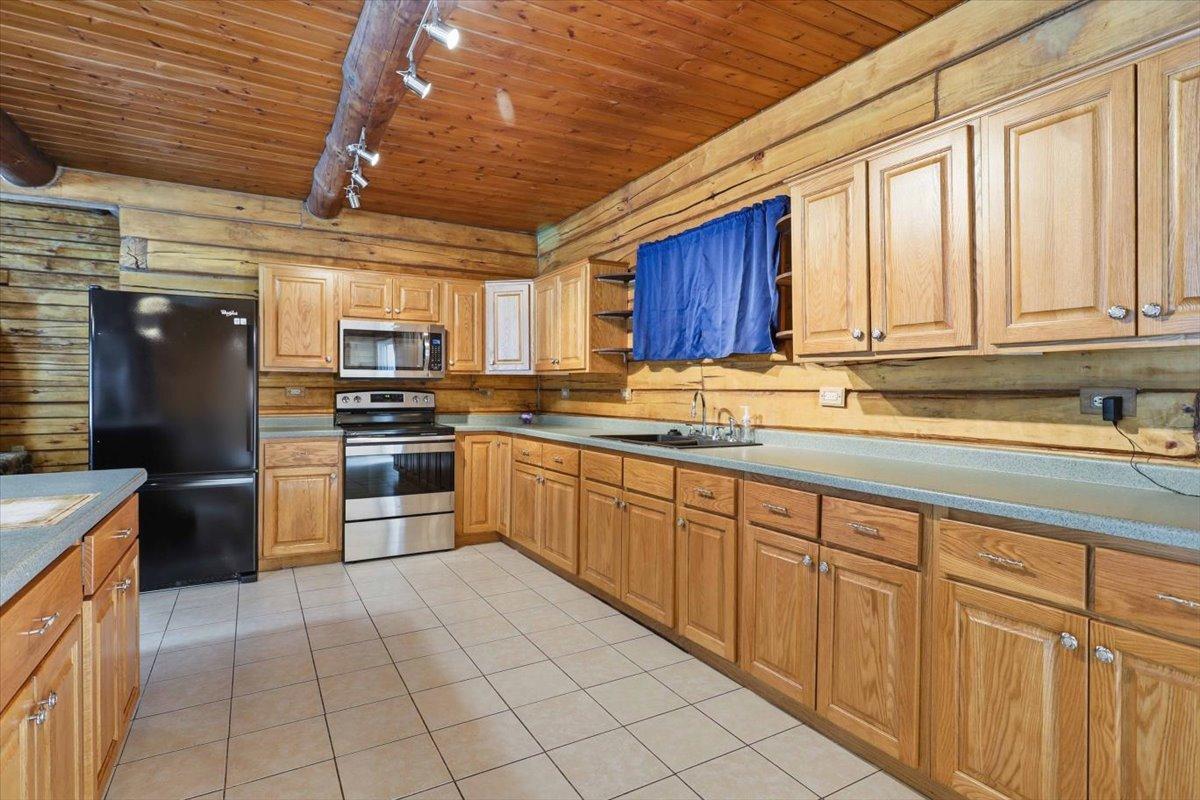 2303 Cardas Road Property Photo 4