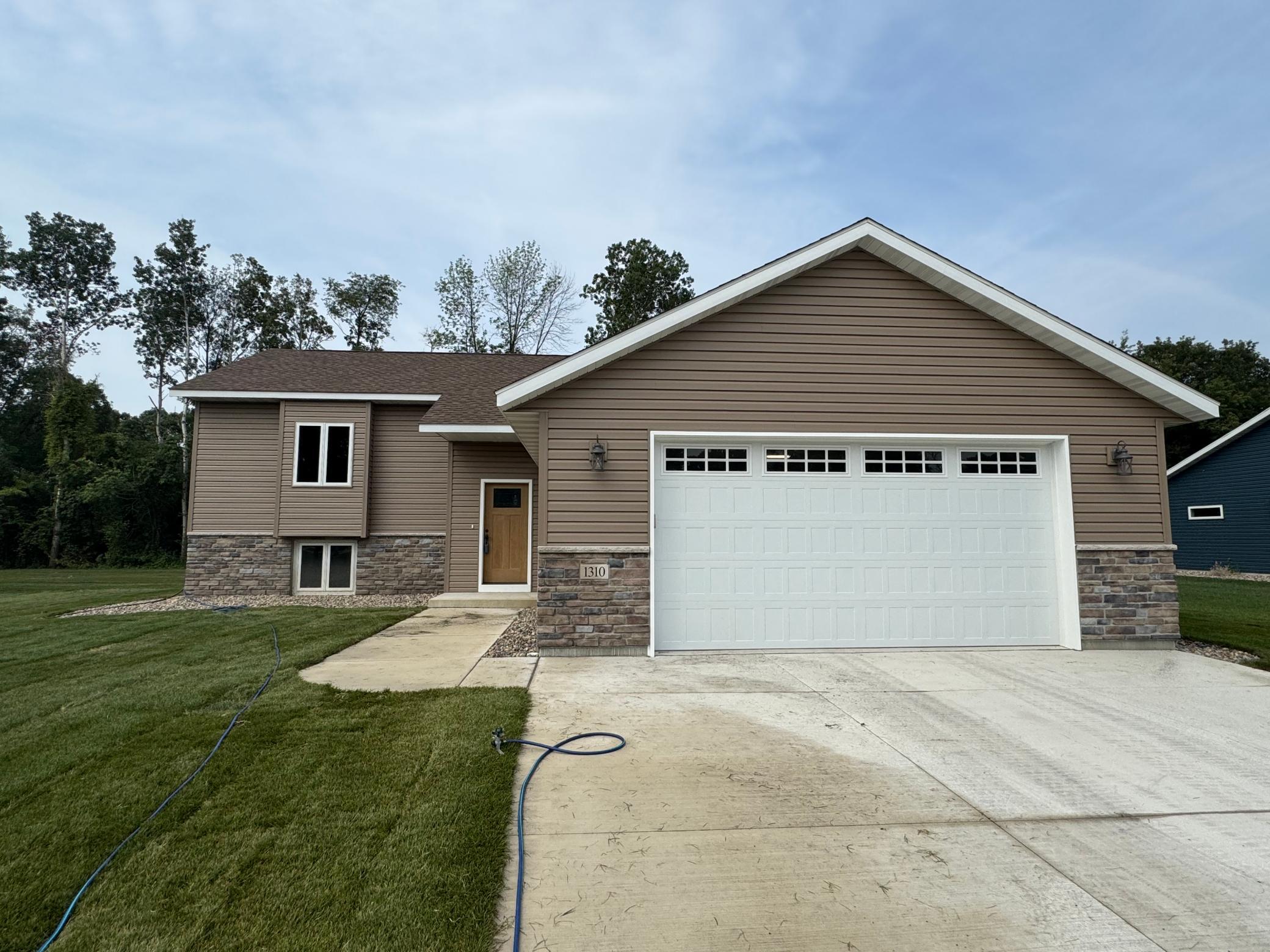 1310 SE Greenleaf Road Property Photo 1