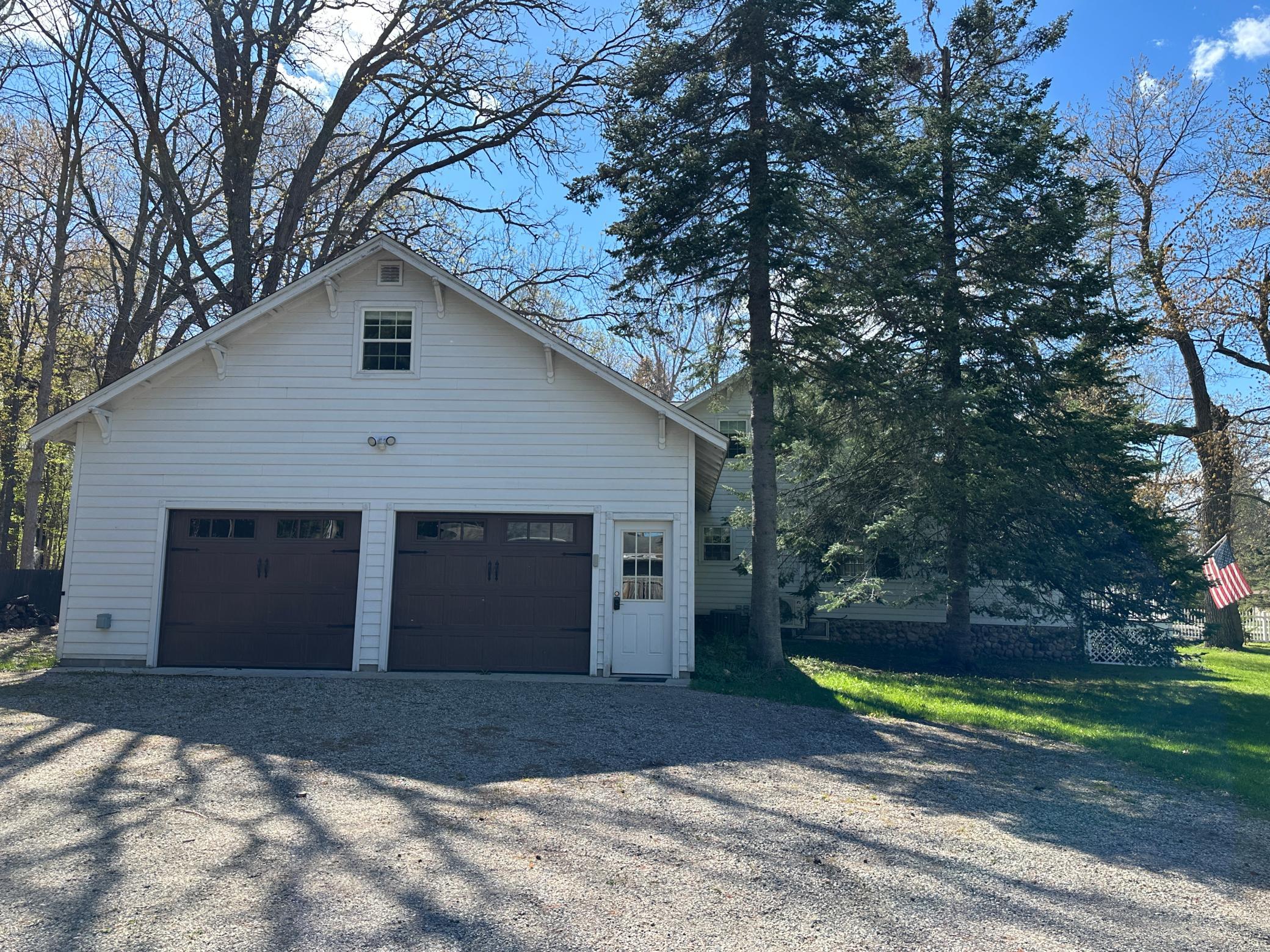 209 Park Avenue W Property Photo 4