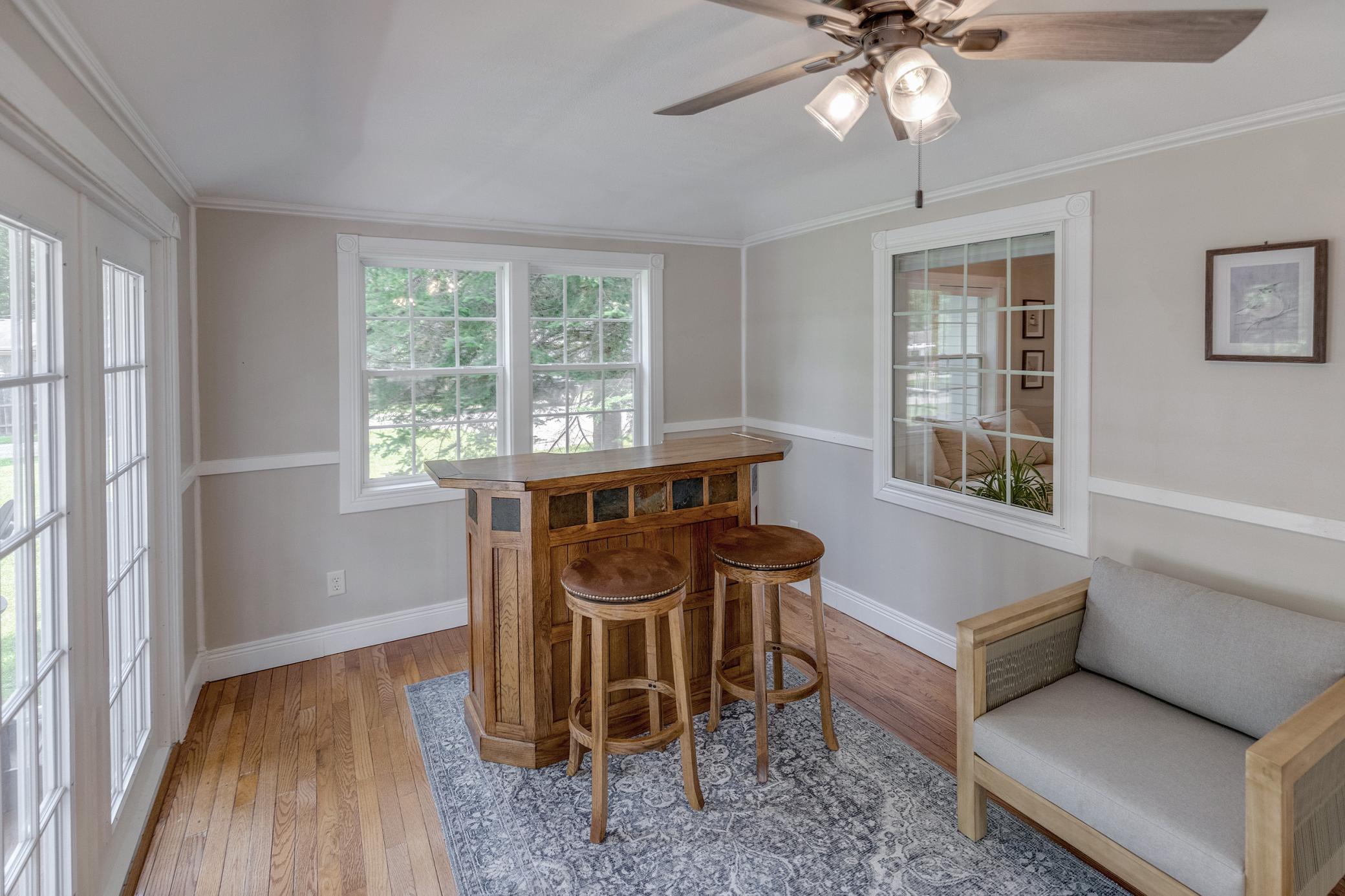 209 Park Avenue W Property Photo 8