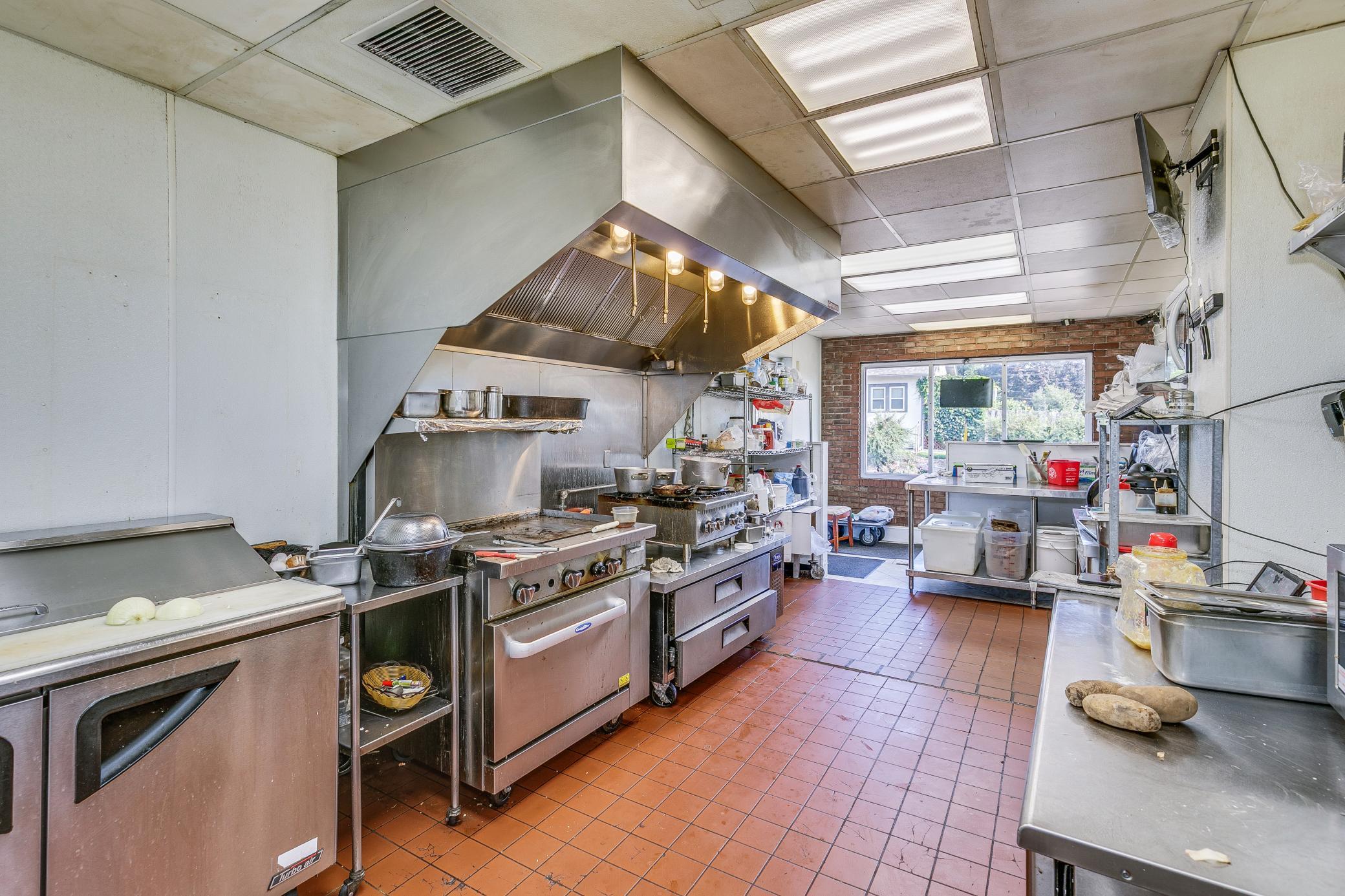 1025 Southview Boulevard Property Photo 8