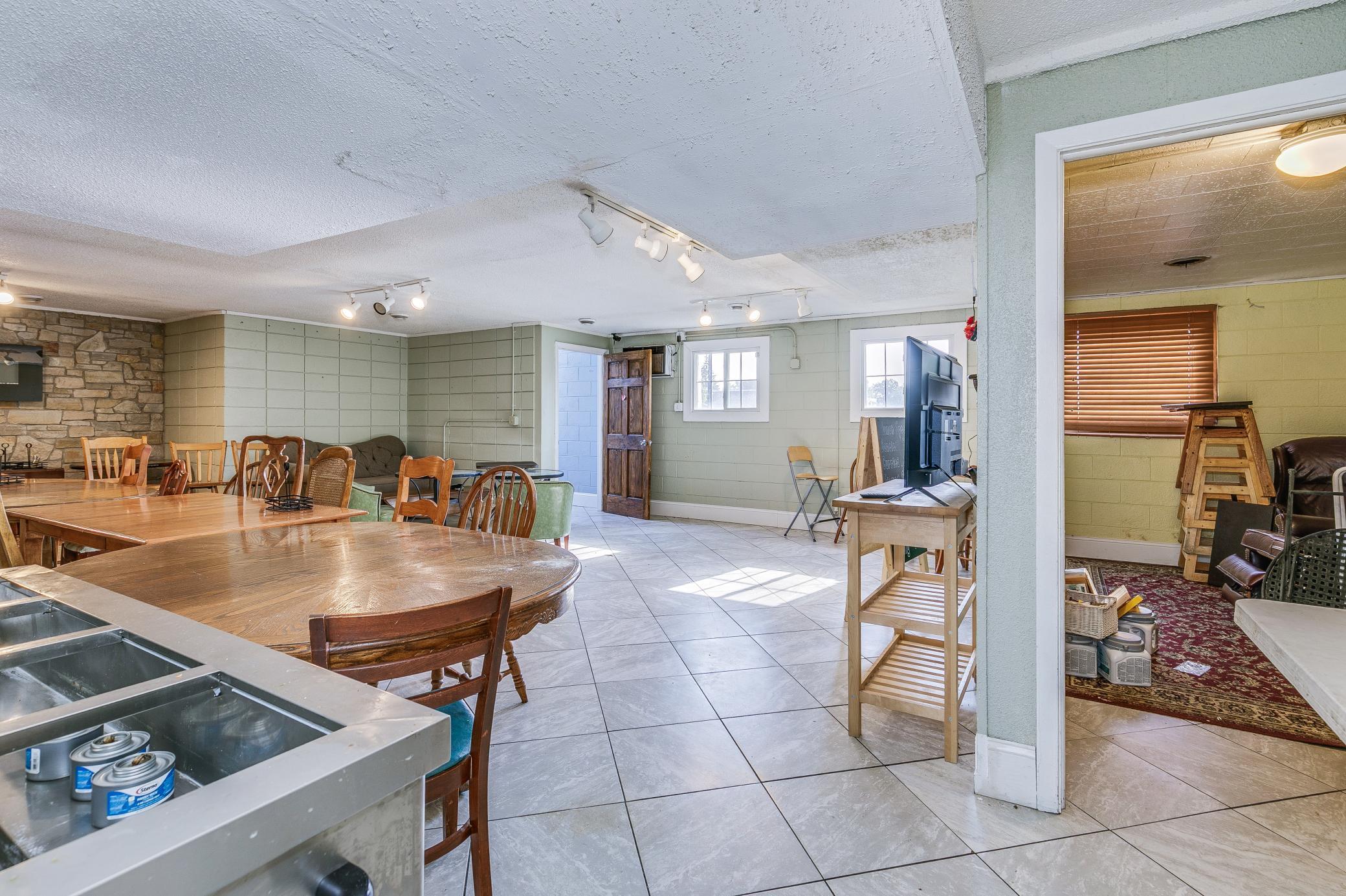 1025 Southview Boulevard Property Photo 10
