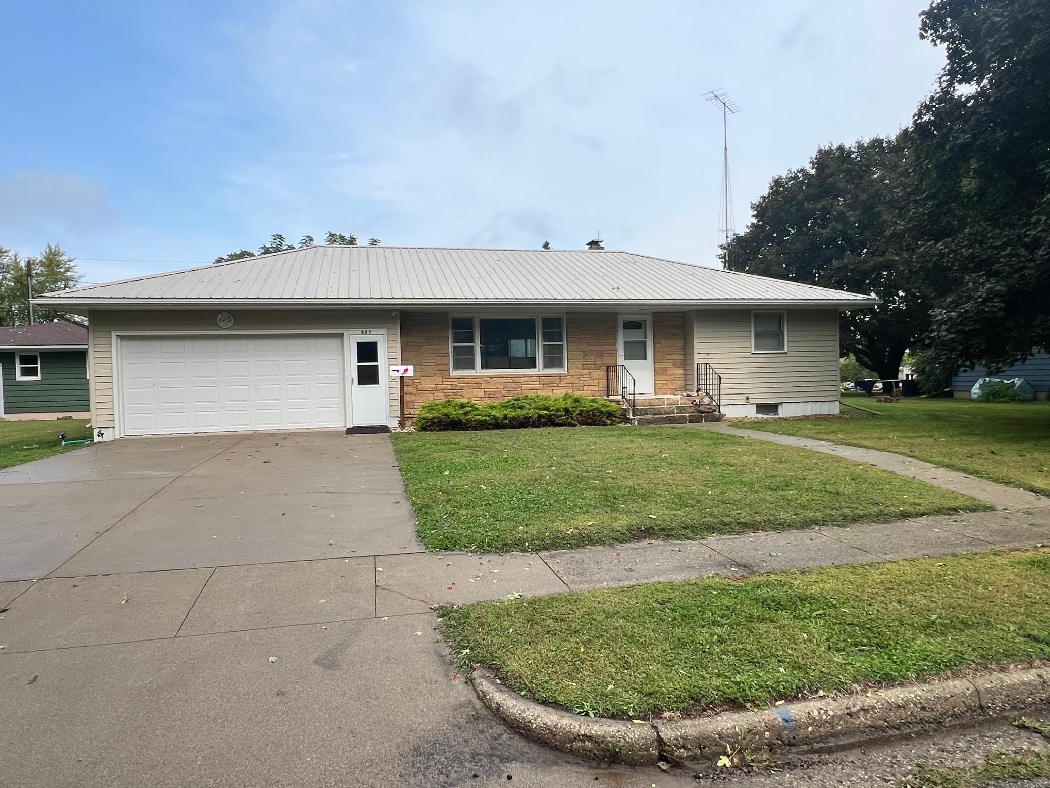 537 E Ronning Avenue Property Photo 1