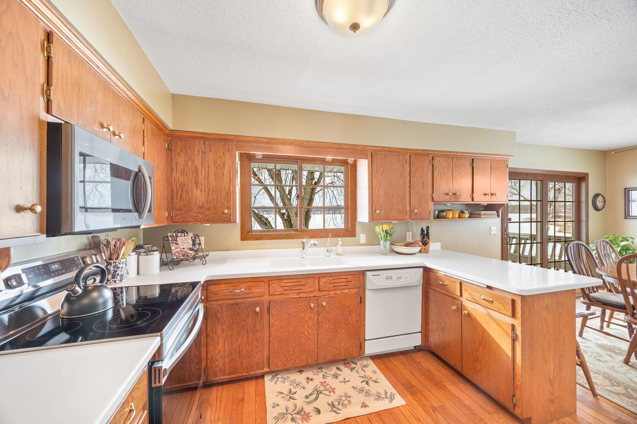6825 N Shore Drive Property Photo 4