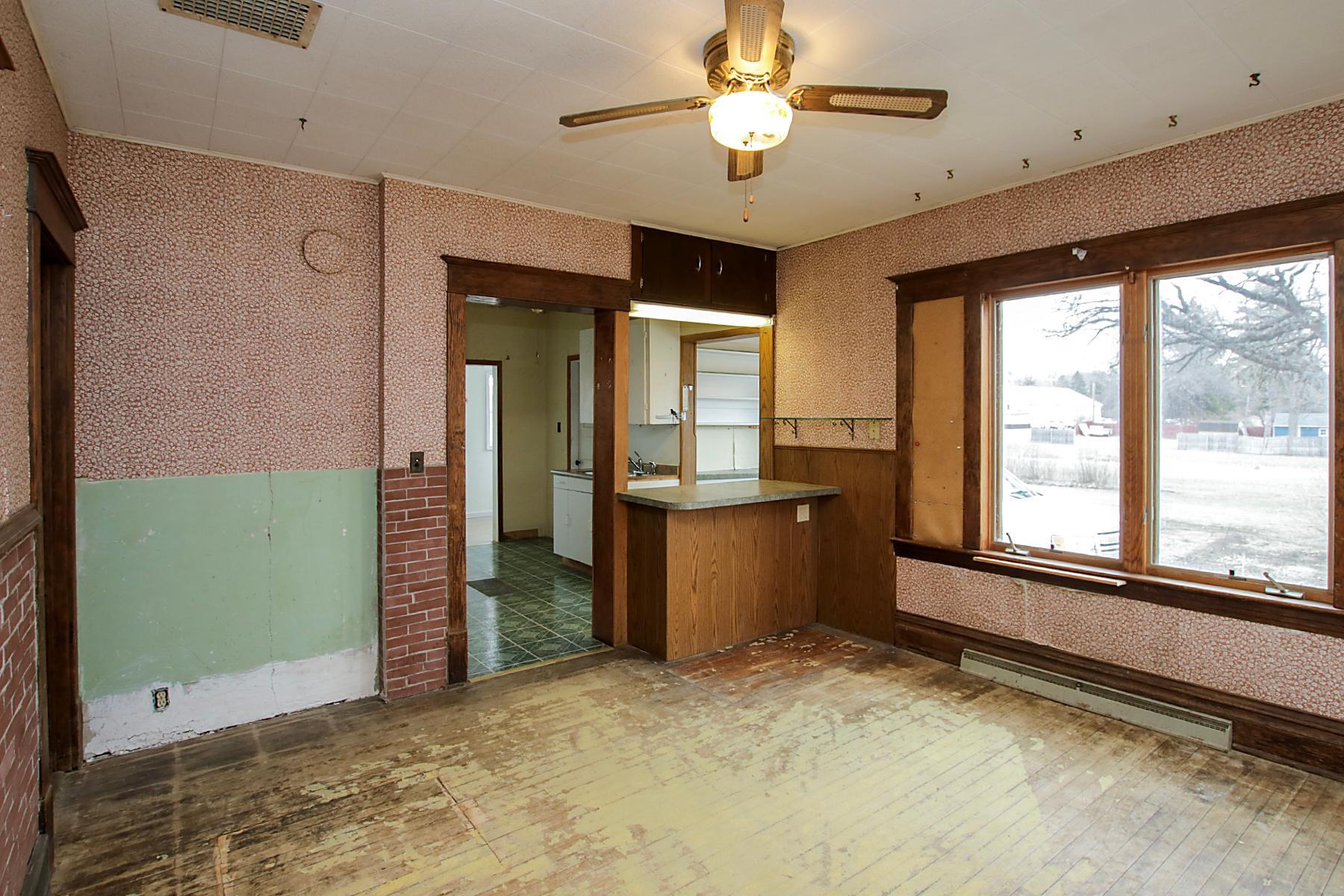 321 Highway 7 E Property Photo 5