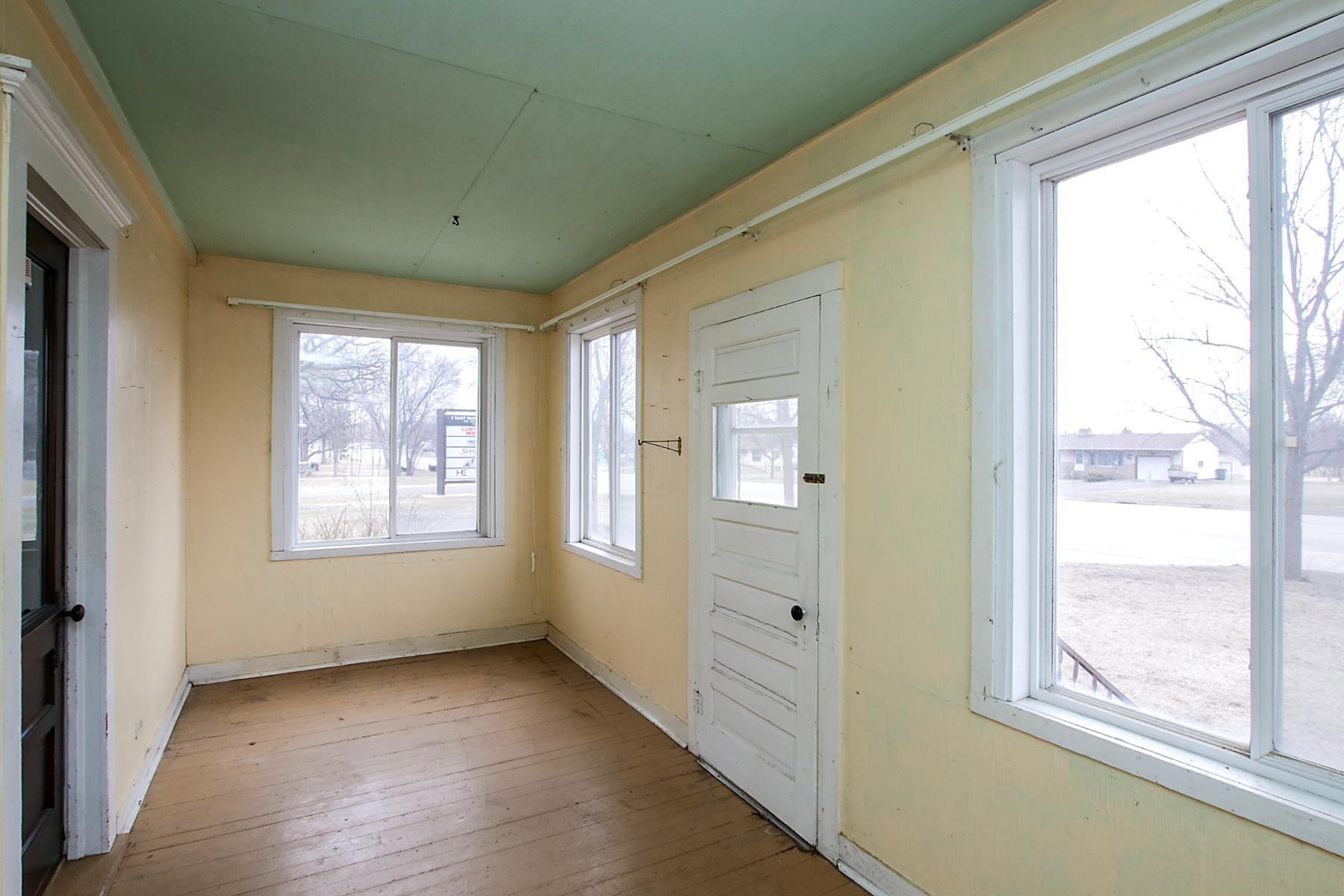 321 Highway 7 E Property Photo 9