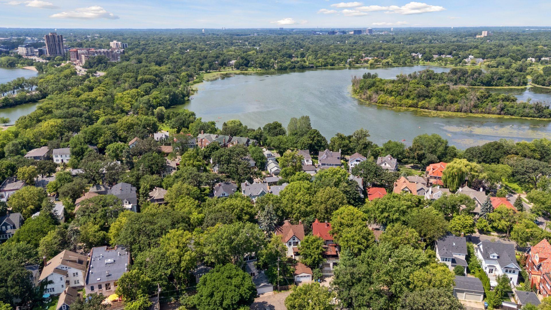 2833 Irving Avenue Property Photo 55