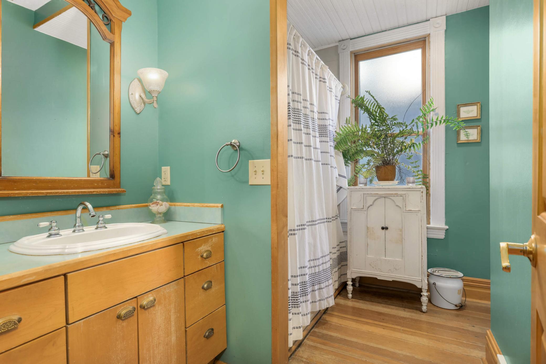 2001 University Avenue Property Photo 15