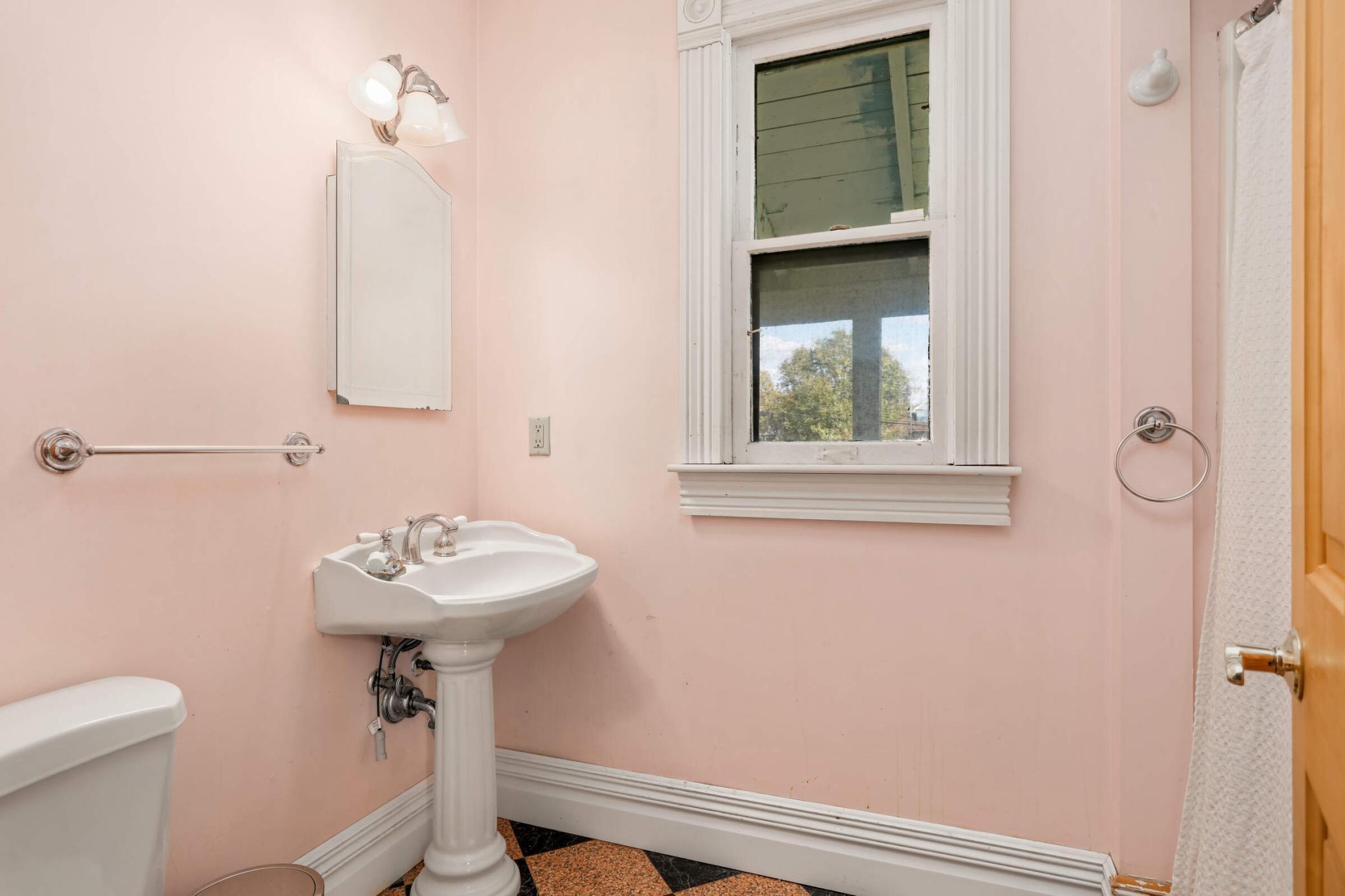 2001 University Avenue Property Photo 23