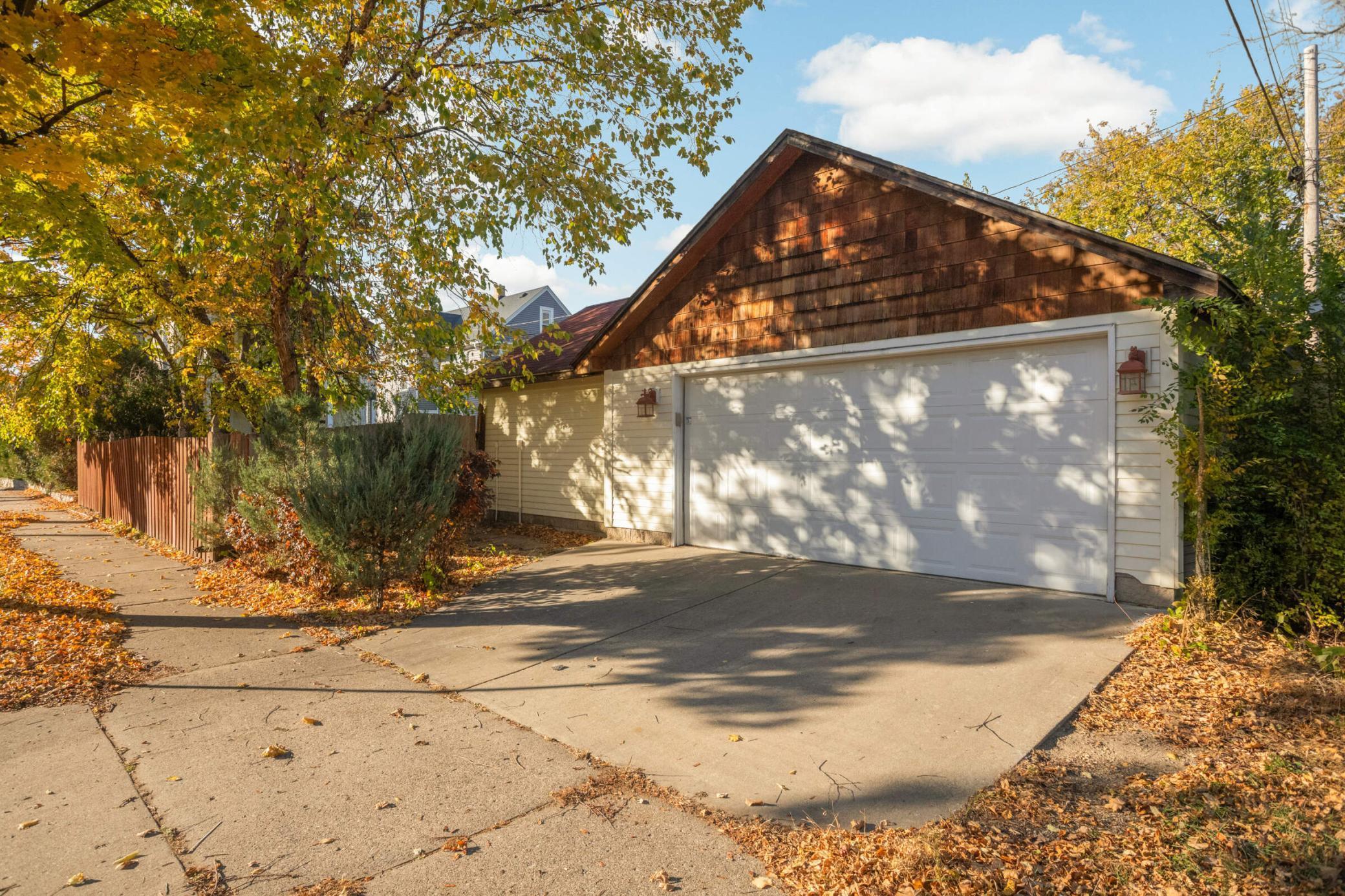 2001 University Avenue Property Photo 27