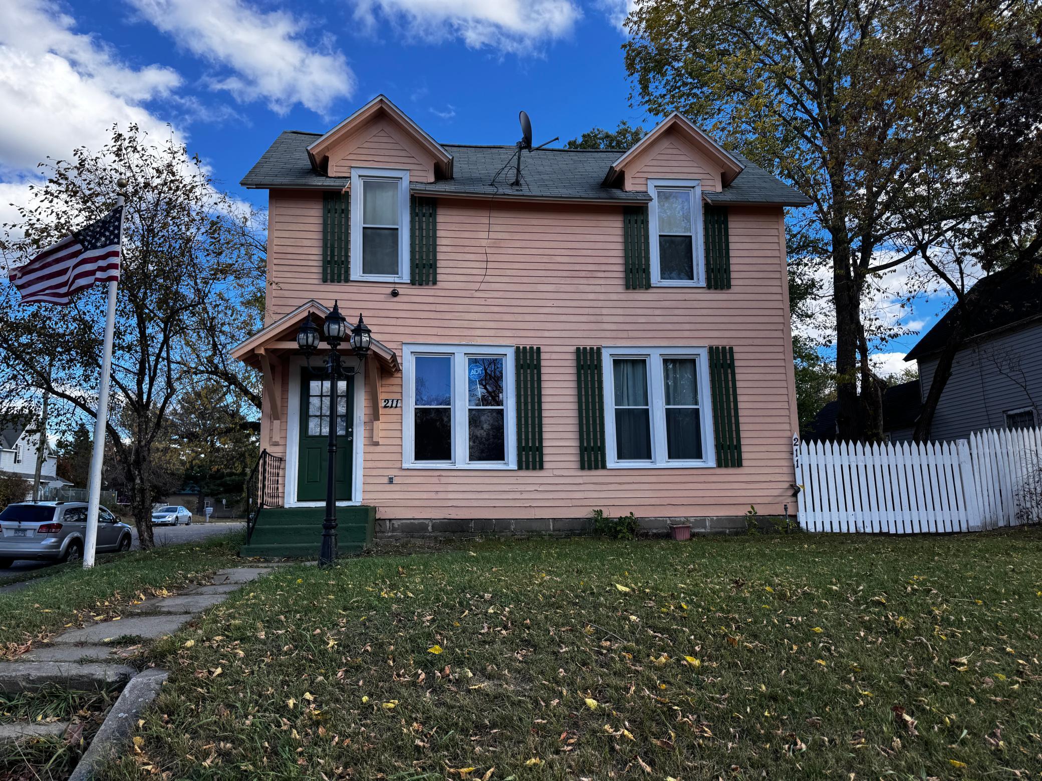211 Maple Avenue Ne Property Photo 1