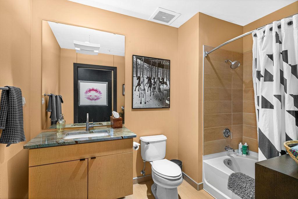 311 E Superior Street 905 Property Photo 18
