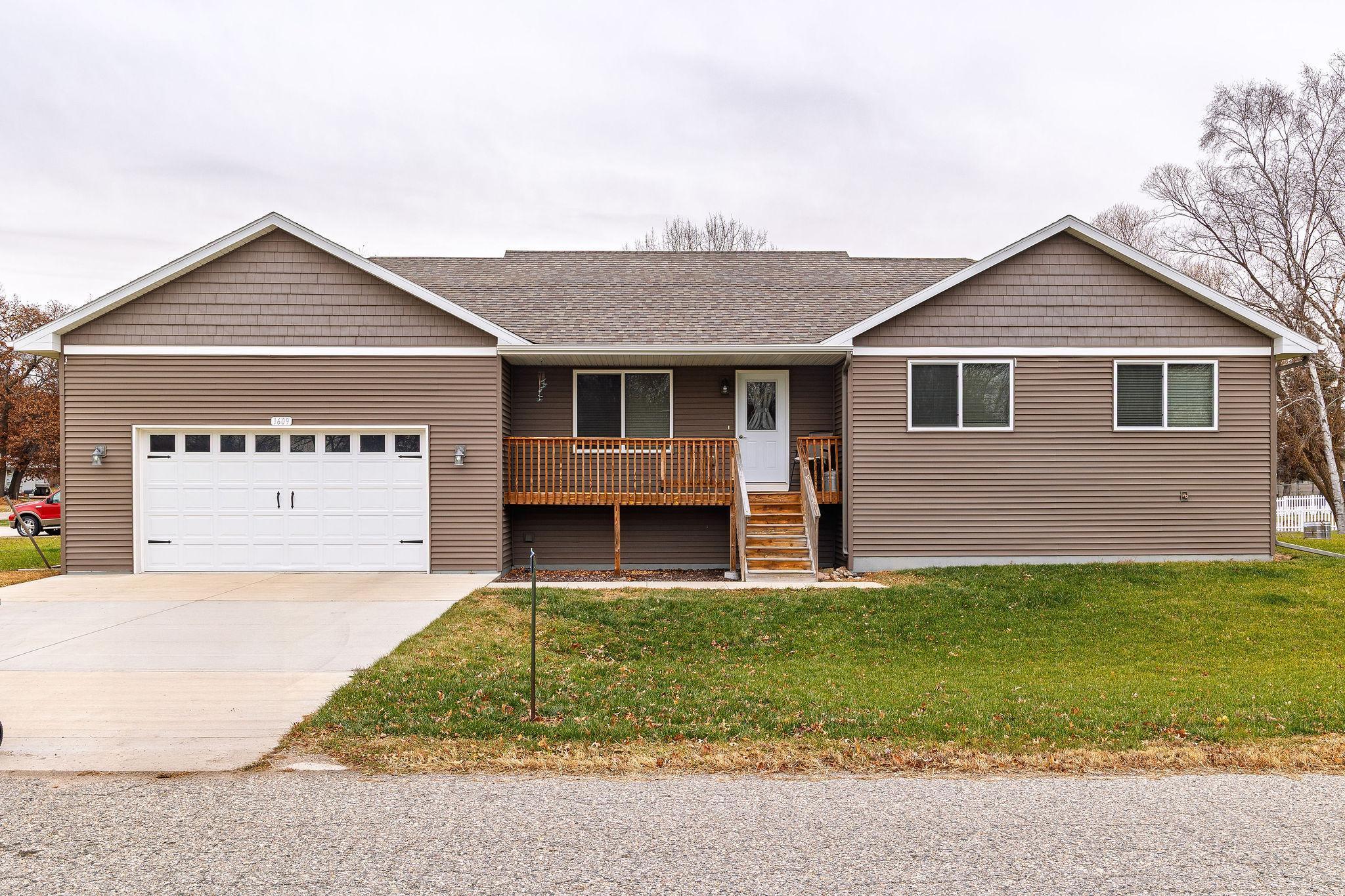 1609 Manor Drive Property Photo 1