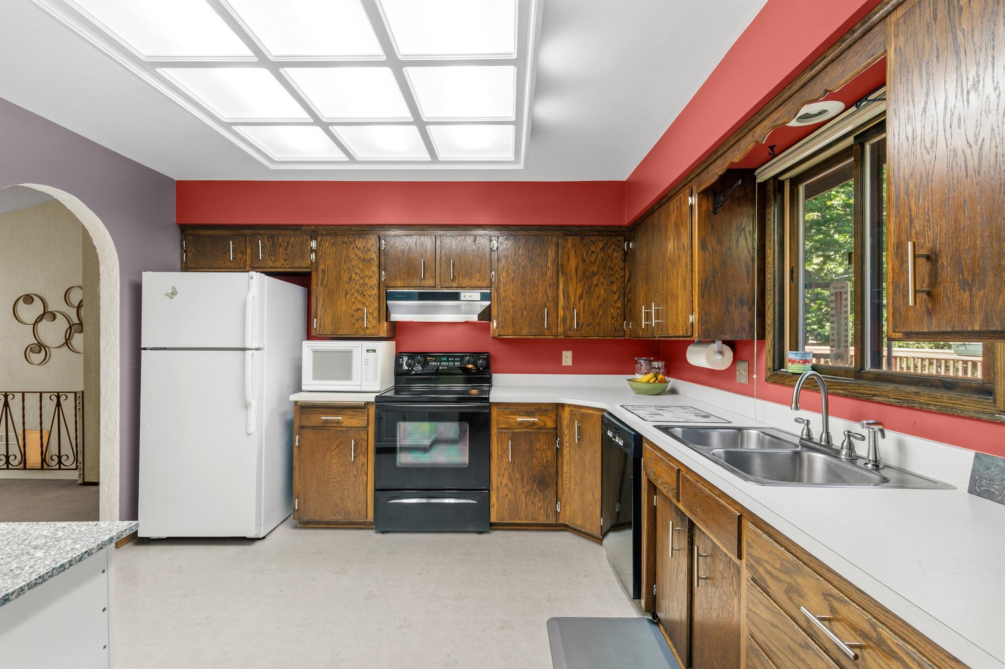 8135 Long Lake Road Property Photo 4