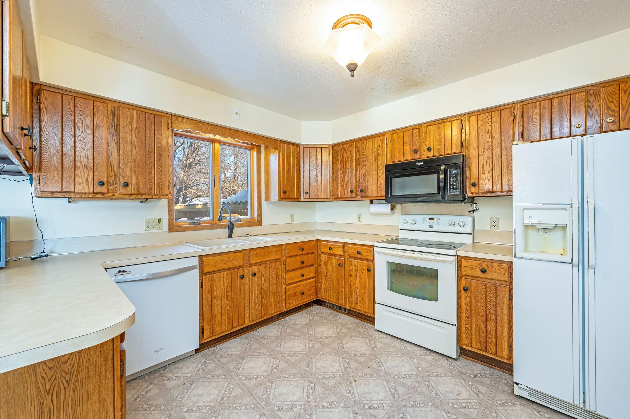 225 S 7th Avenue E E Property Photo 6