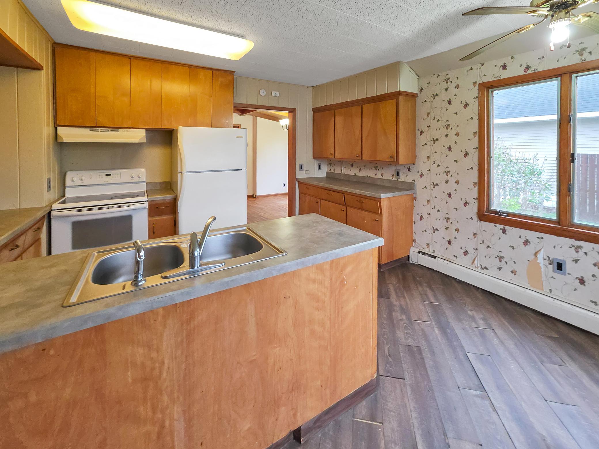 939 Duluth Avenue N Property Photo 4