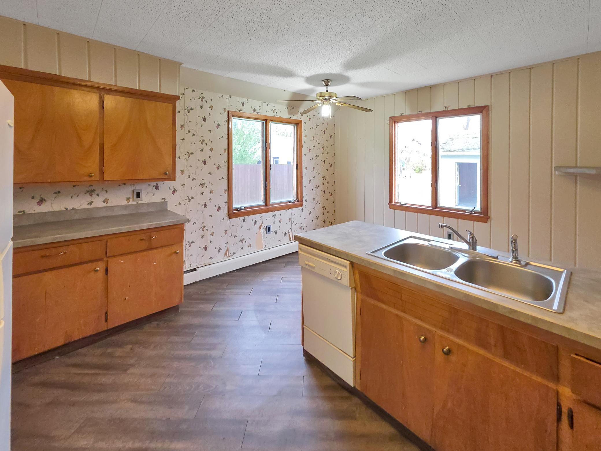 939 Duluth Avenue N Property Photo 5