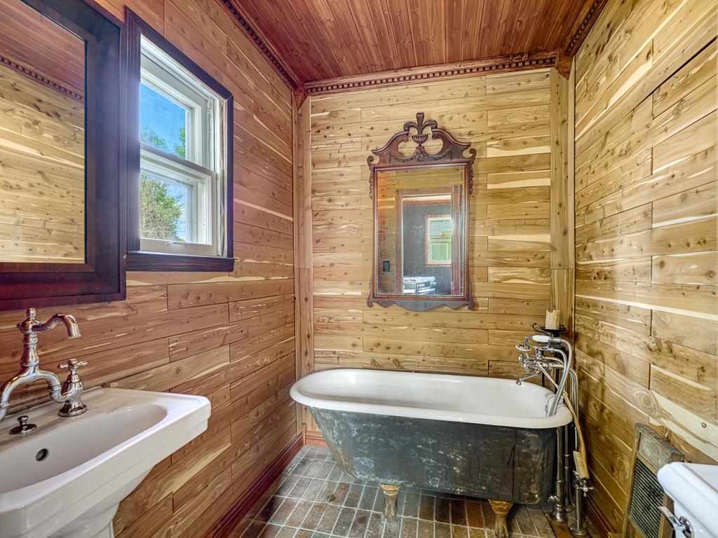 744 N Shore Drive Property Photo 13