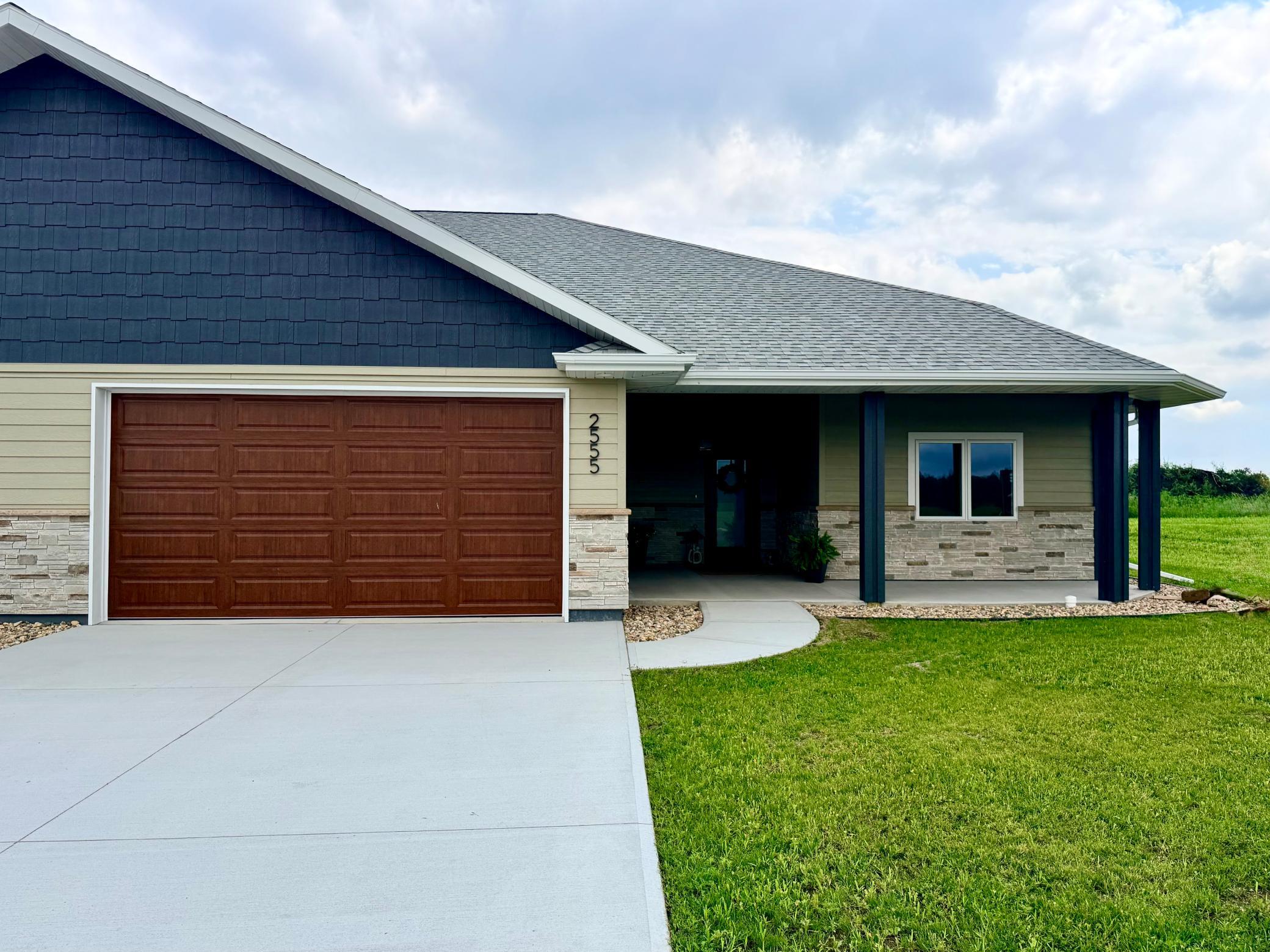 2555 Sutherland Dr Property Photo 2