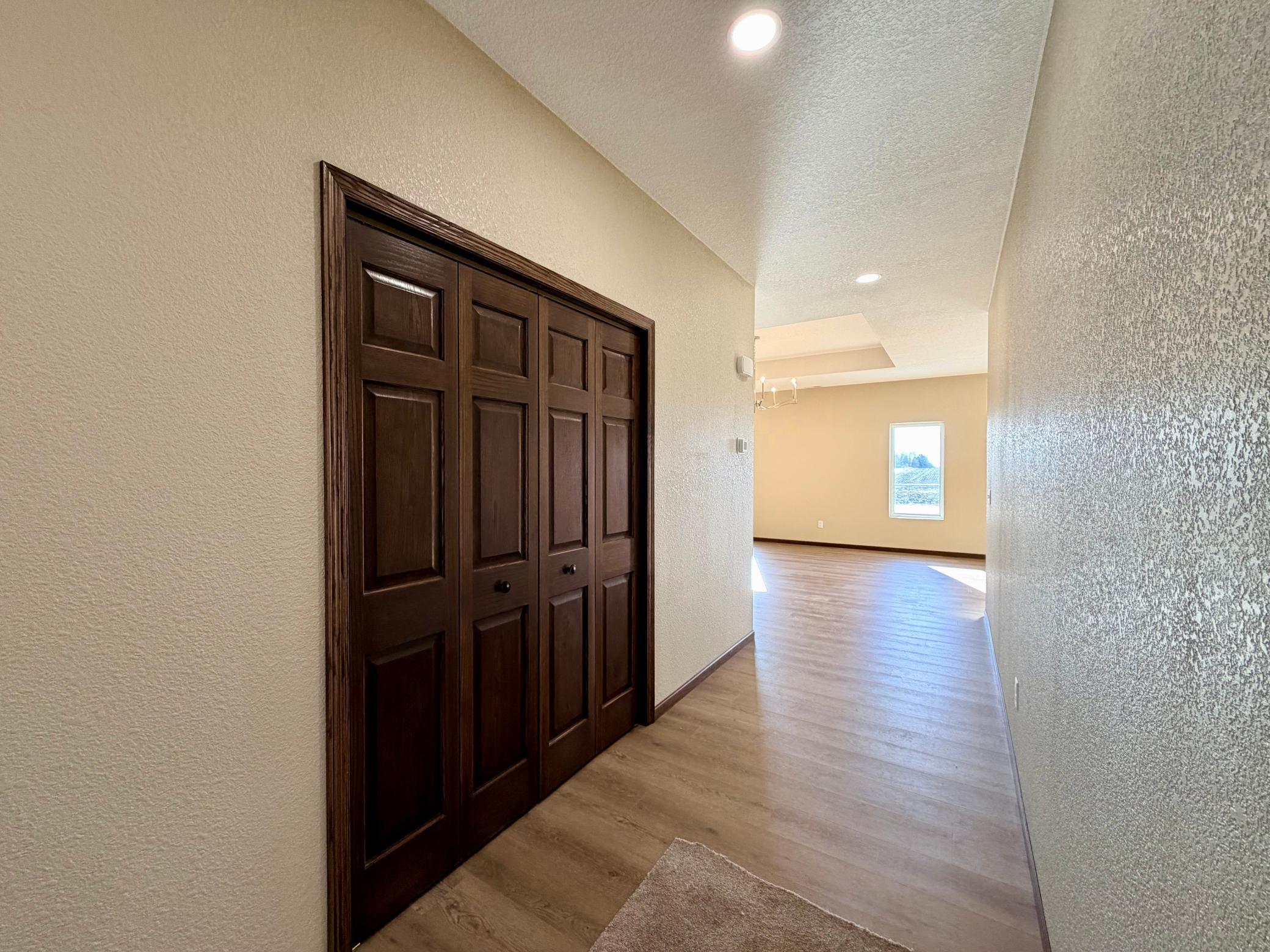 2555 Sutherland Dr Property Photo 5