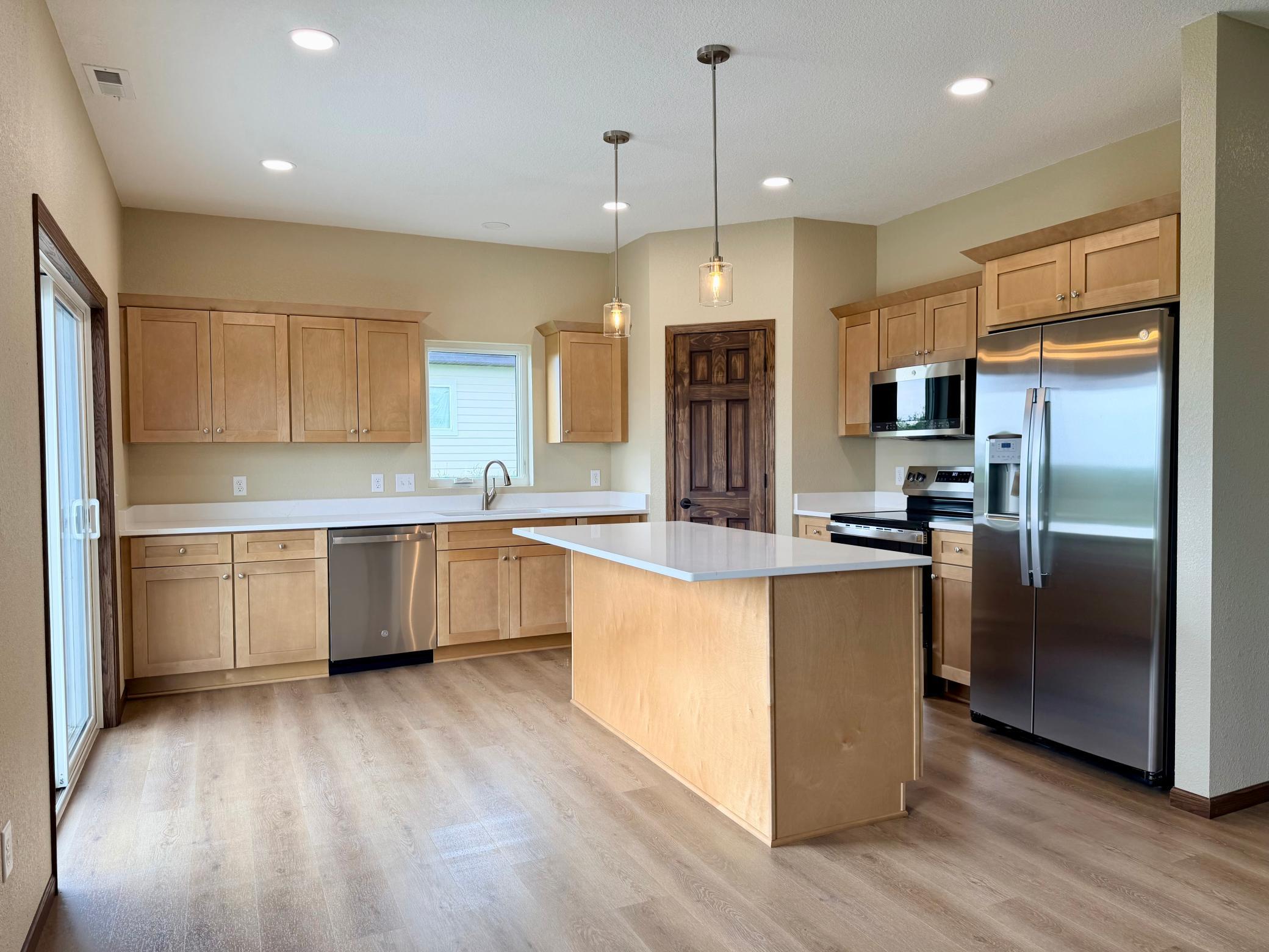 2555 Sutherland Dr Property Photo 6