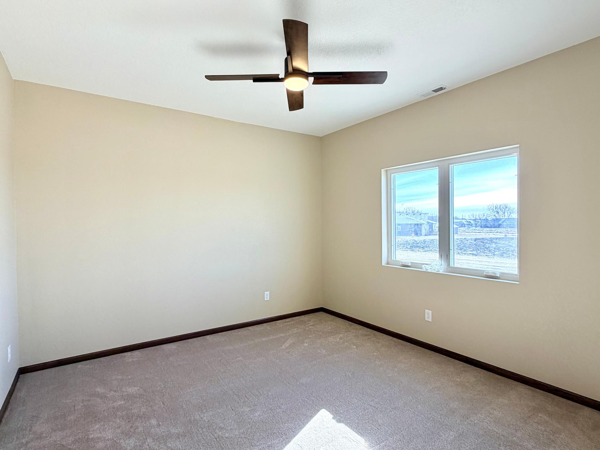 2555 Sutherland Dr Property Photo 9