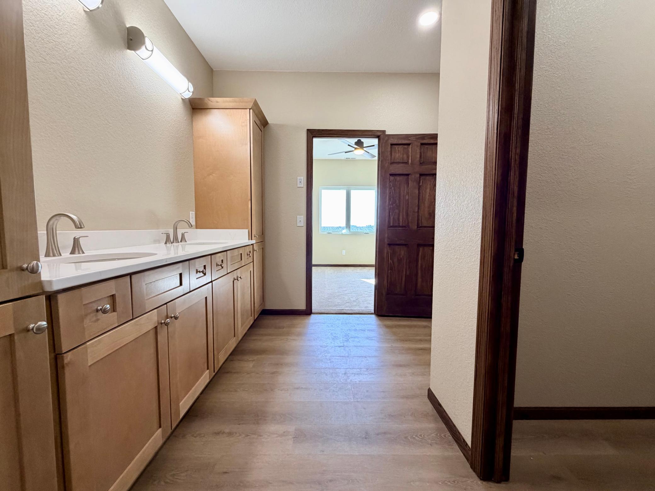 2555 Sutherland Dr Property Photo 12