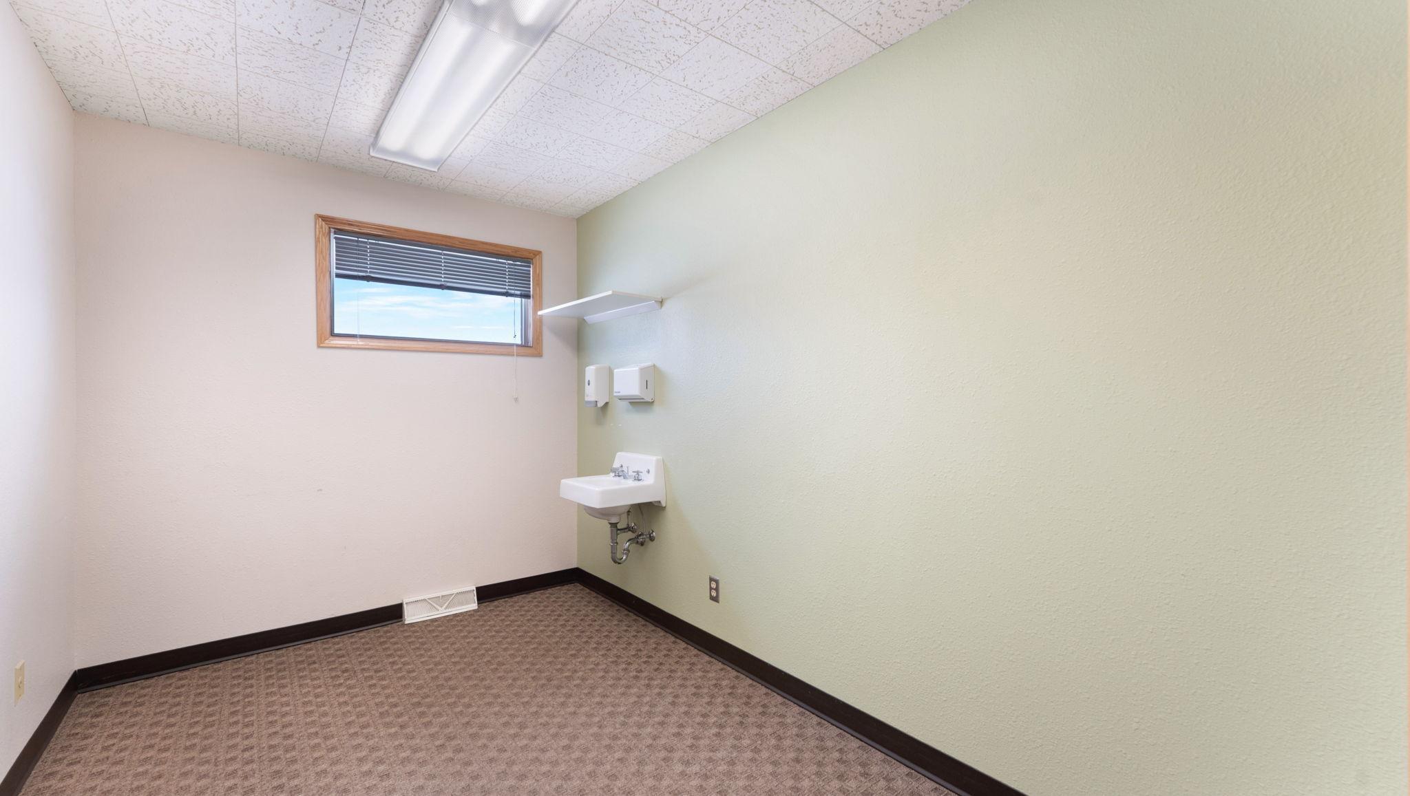 400 Broadway Avenue N Property Photo 22