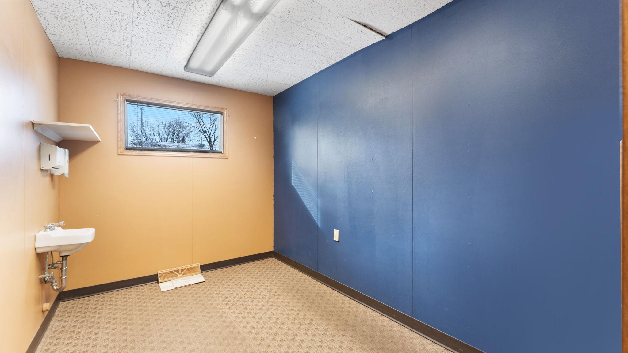 400 Broadway Avenue N Property Photo 24