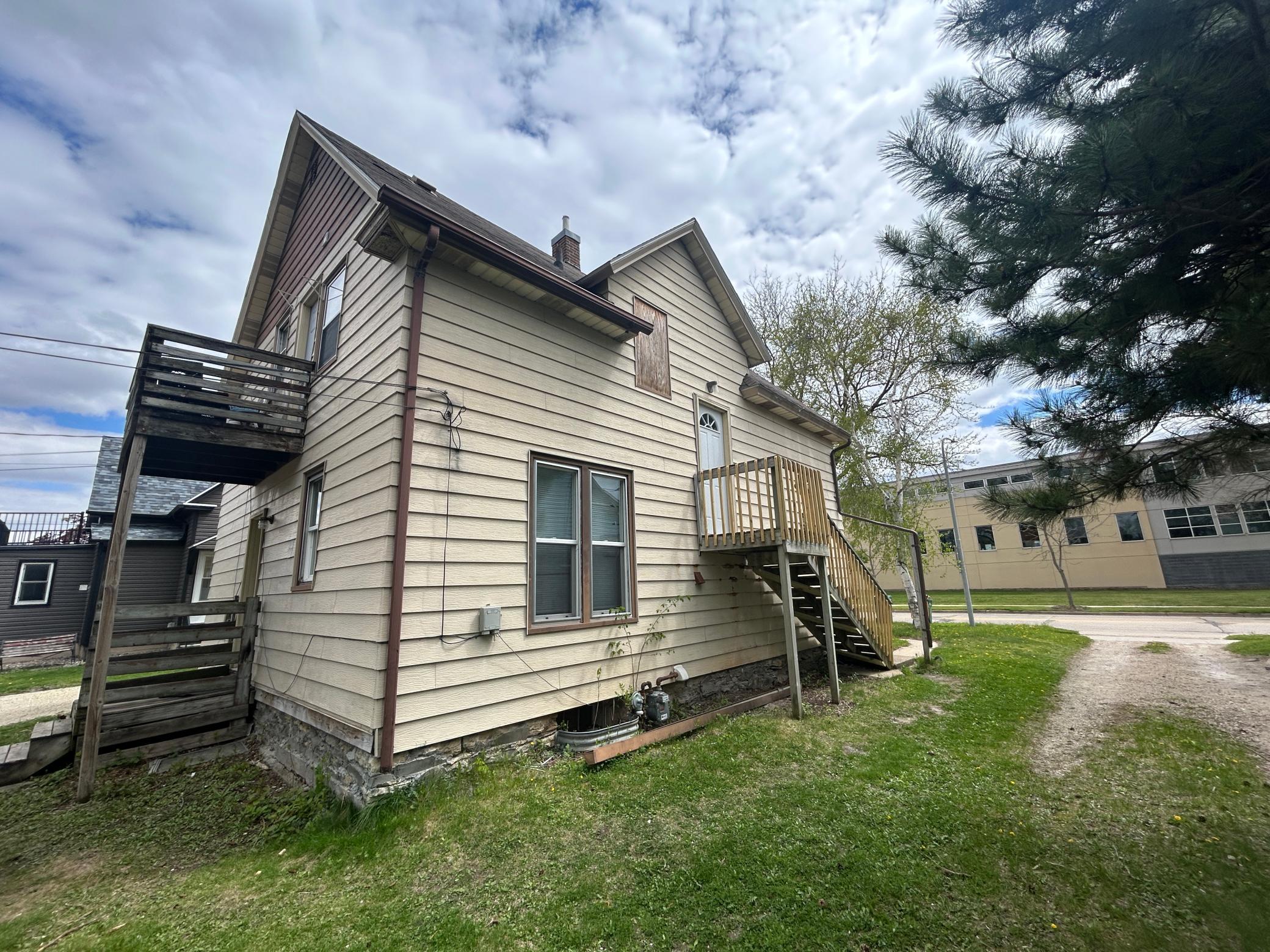 1009 E Center Street Property Photo 4