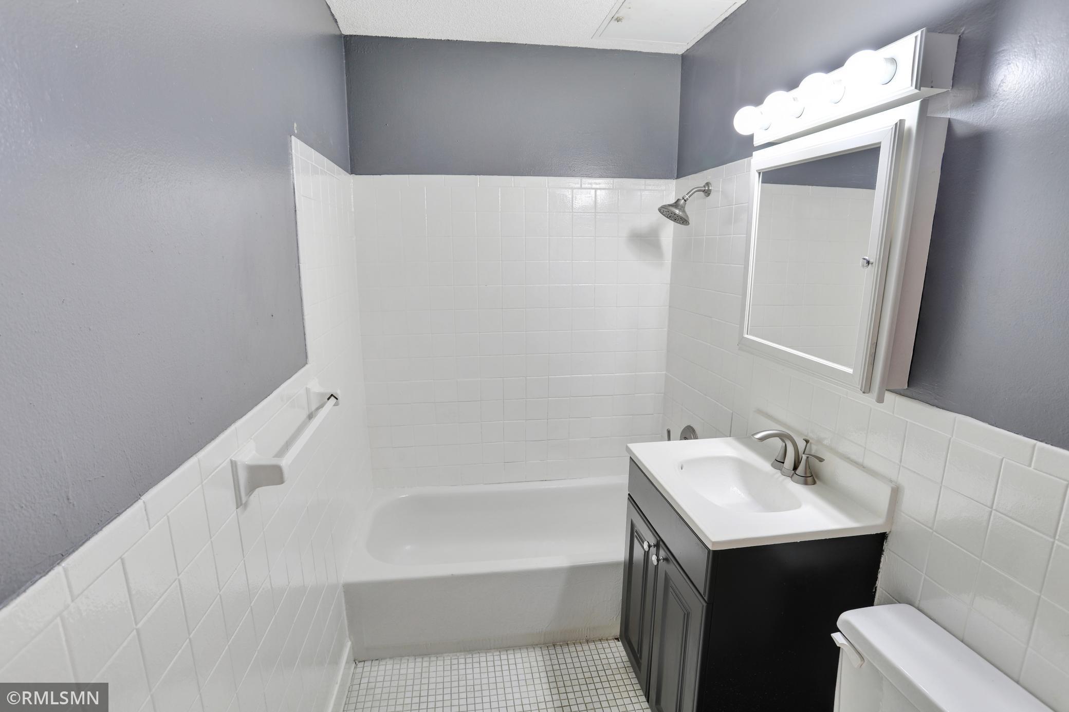 2446 Aldrich Avenue S 108 Property Photo 8