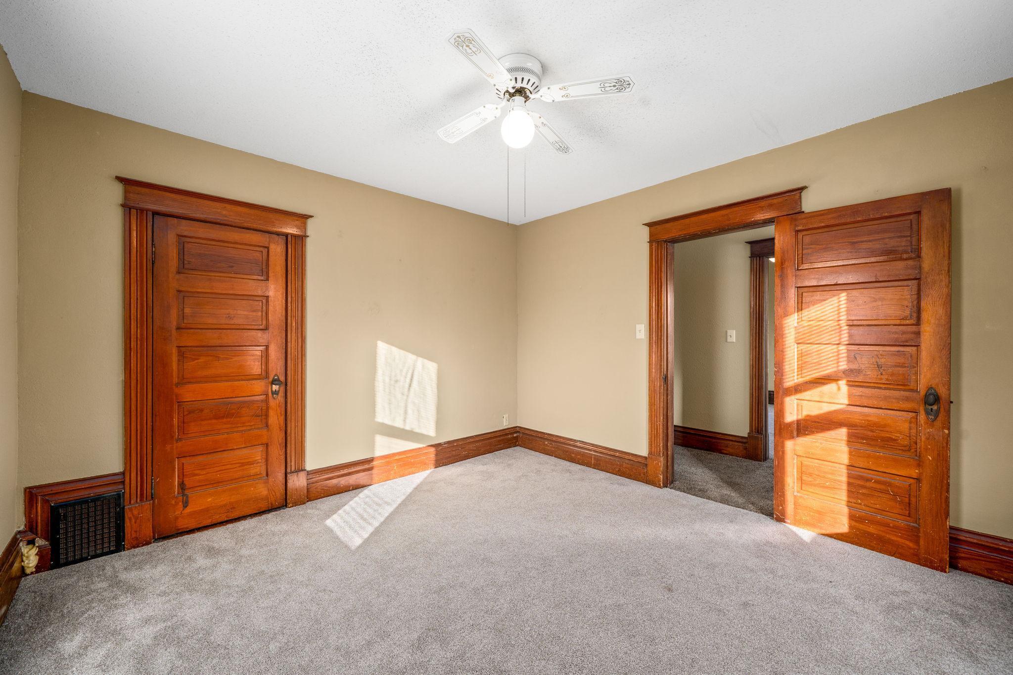 201 E Adams Avenue Property Photo 18