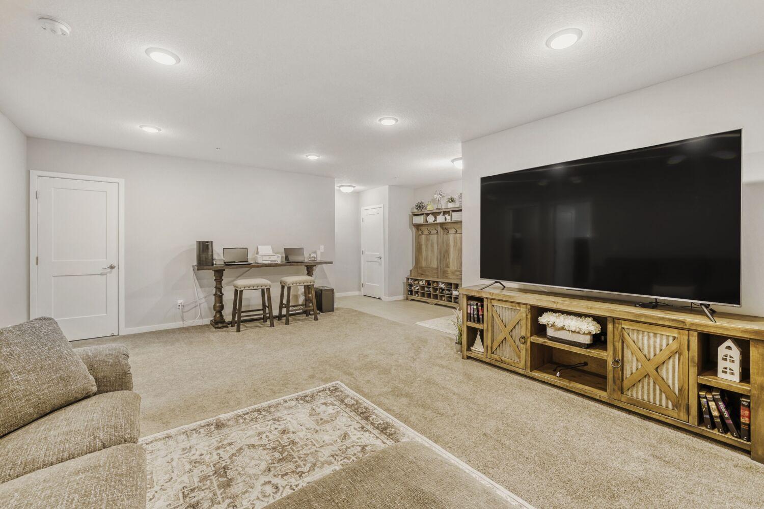 9105 Lexington Ave N B Property Photo 6