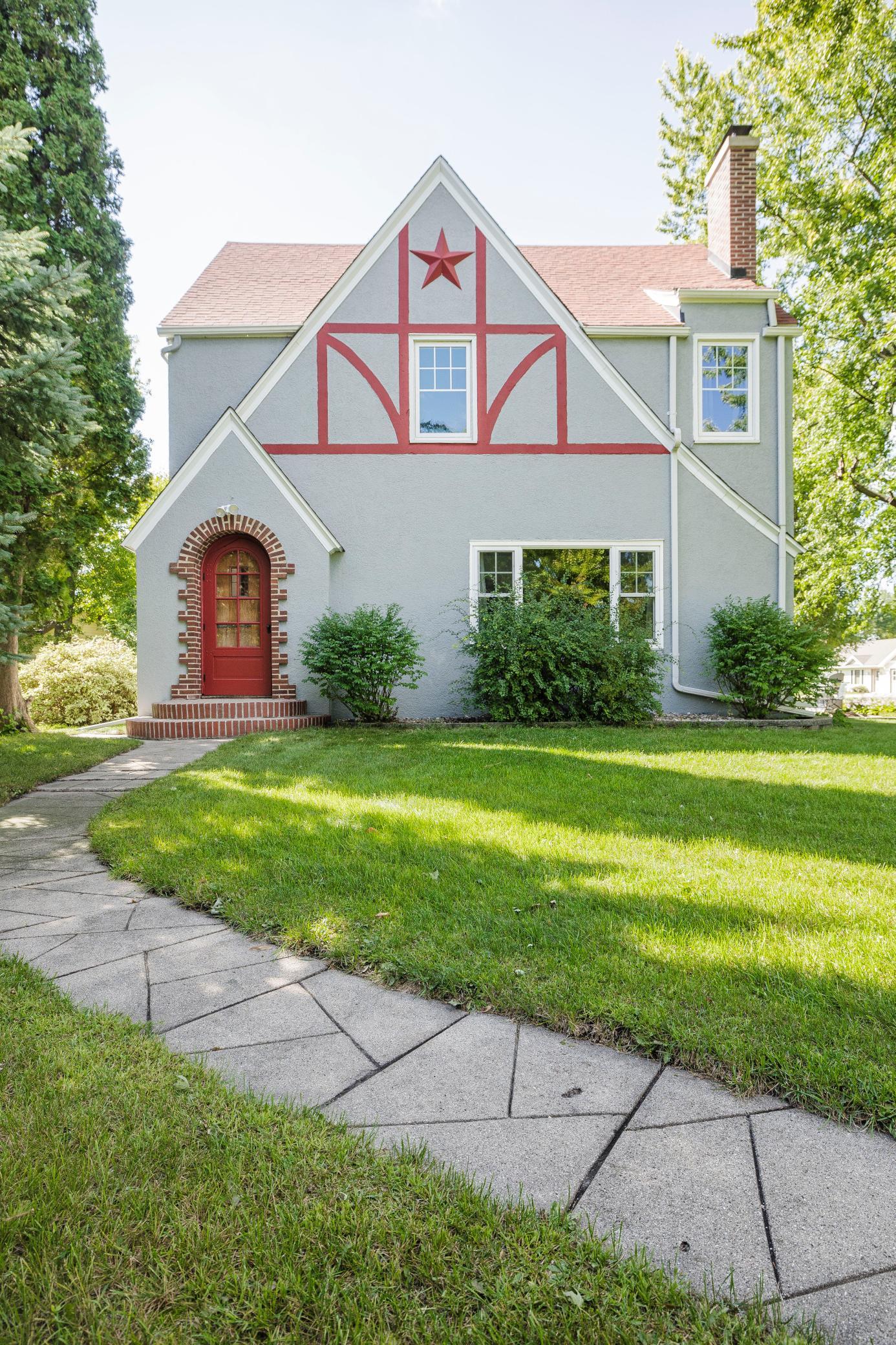 201 2nd Street W Property Photo 3