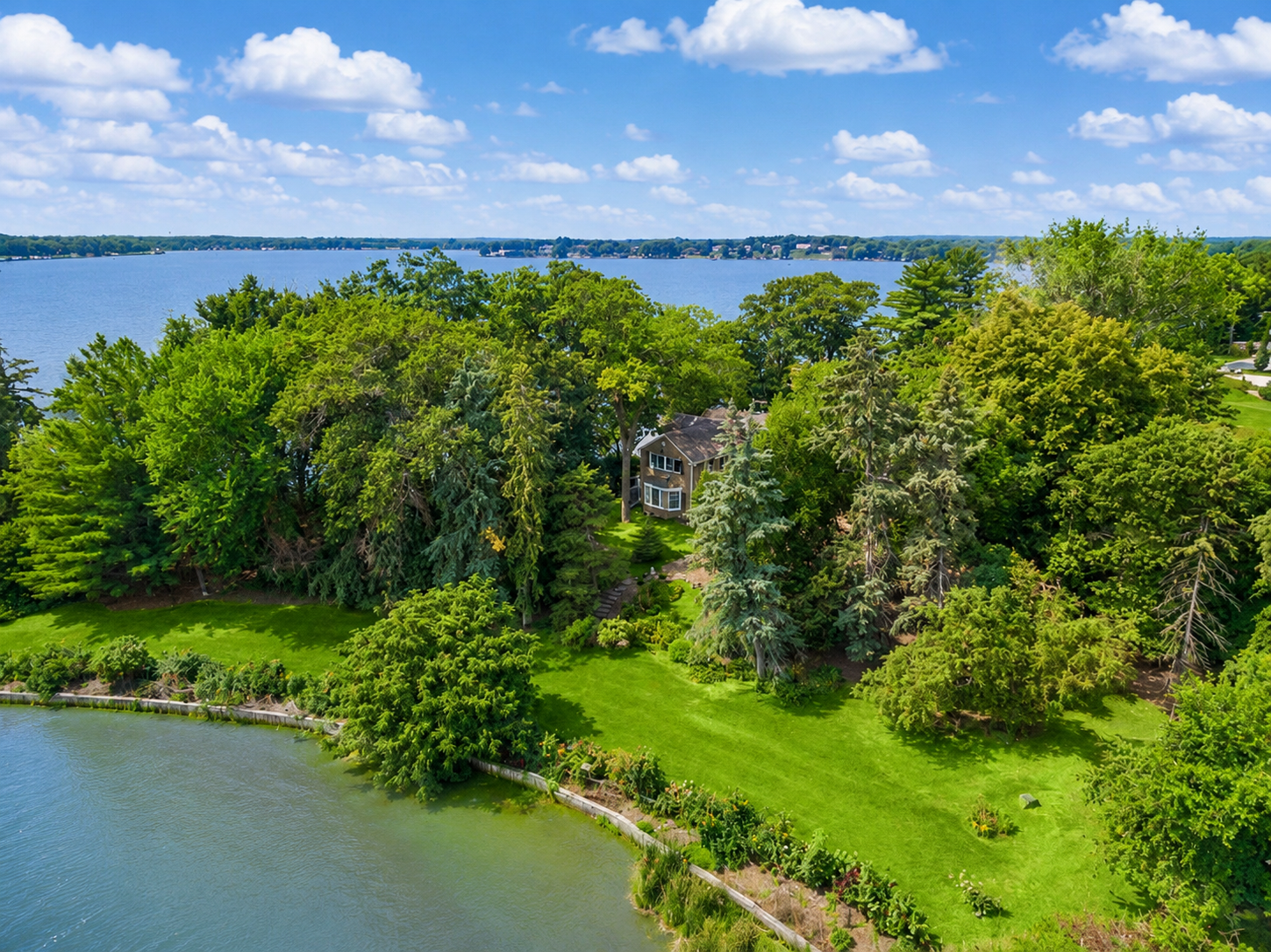 2425 N Shore Drive Property Photo 2
