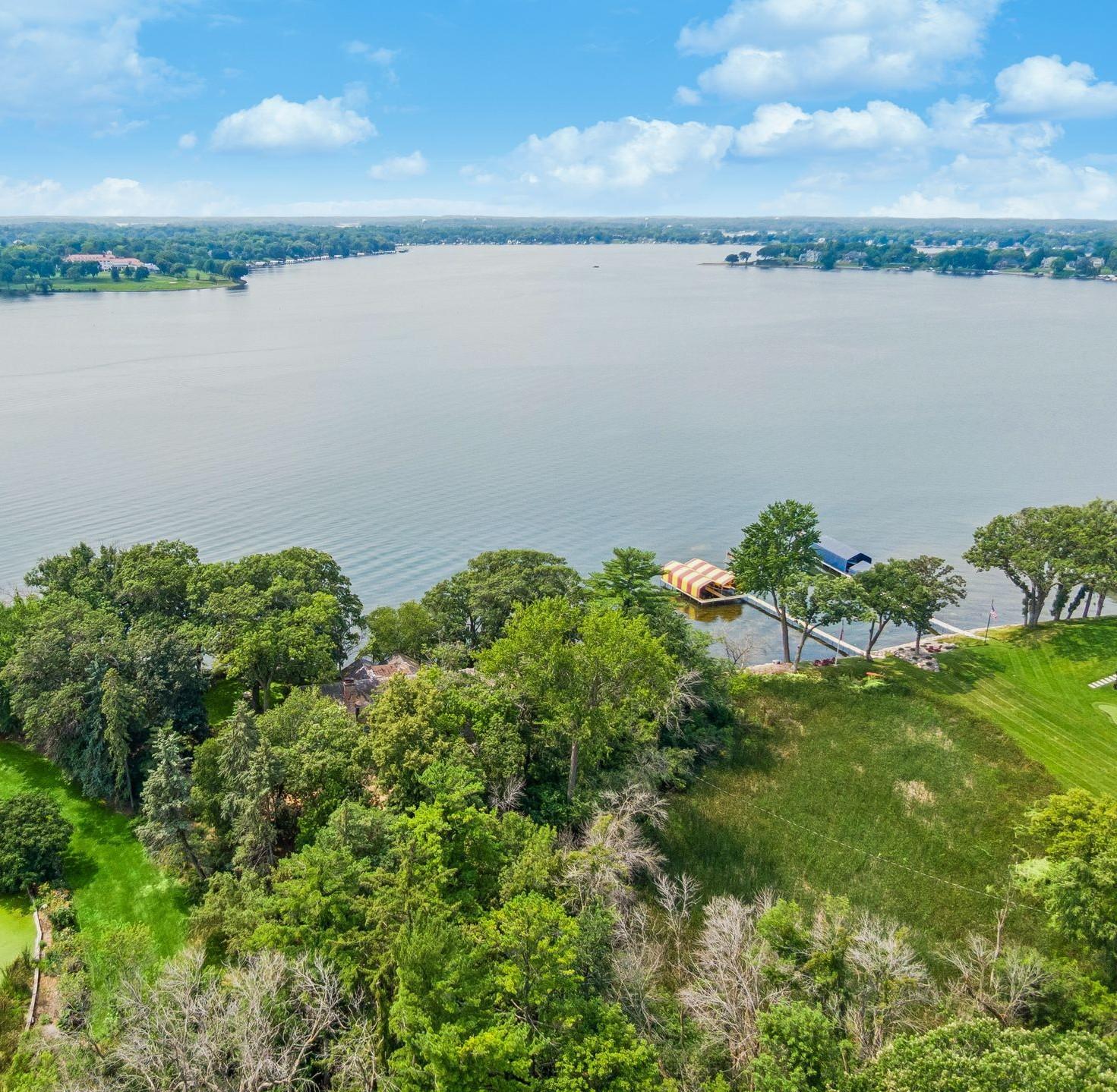 2425 N Shore Drive Property Photo 3