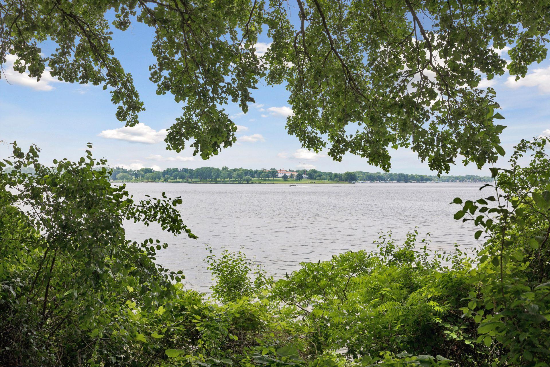 2425 N Shore Drive Property Photo 11