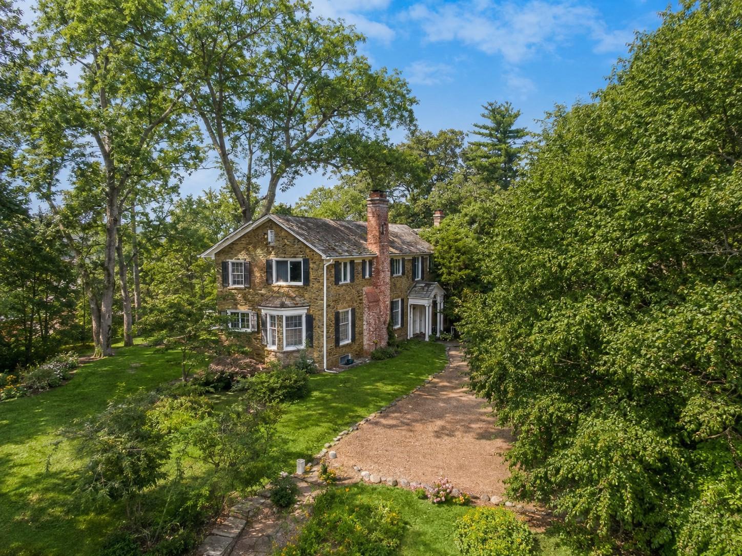2425 N Shore Drive Property Photo 14