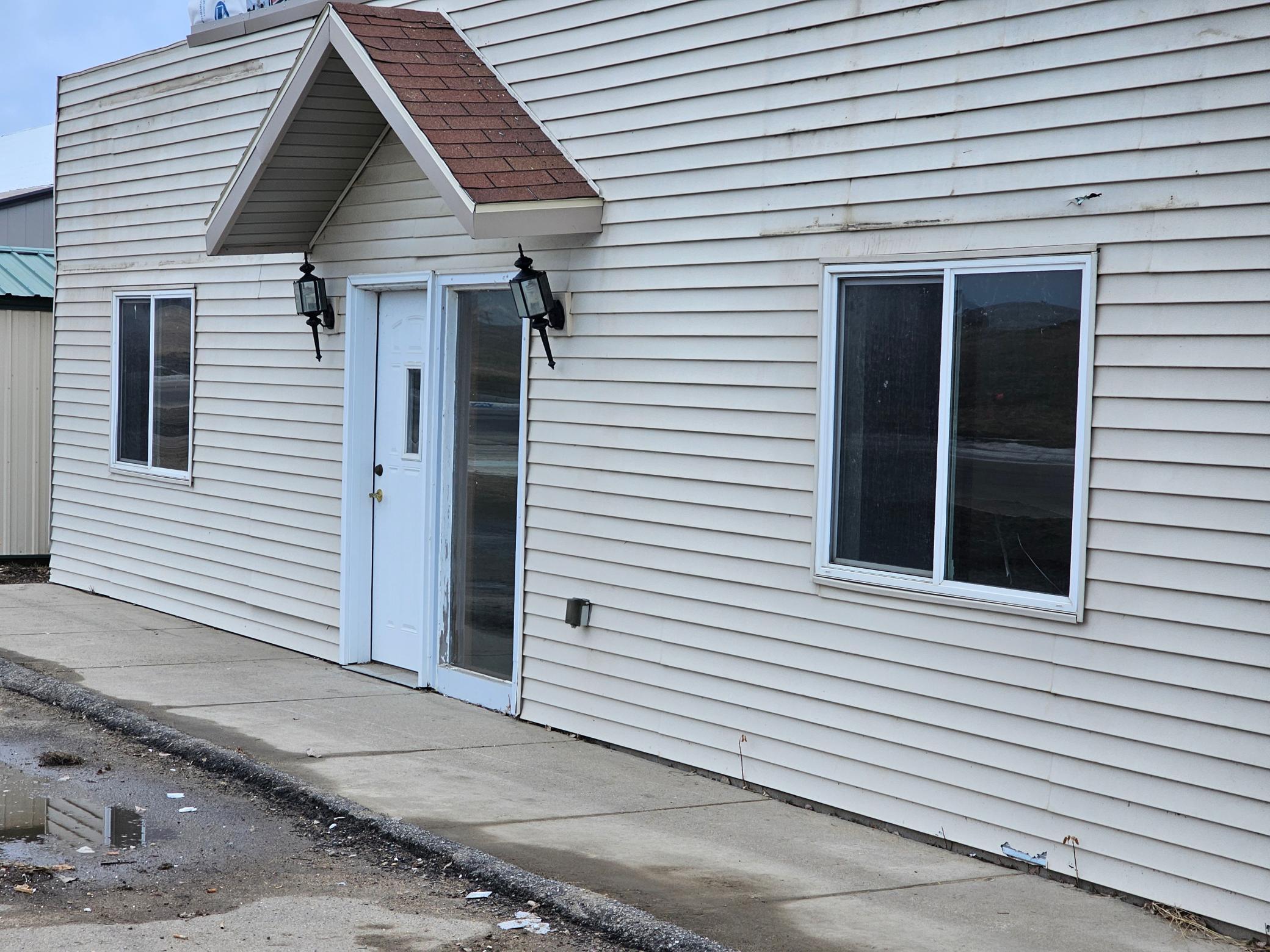 4078 71 Highway NE Property Photo 1