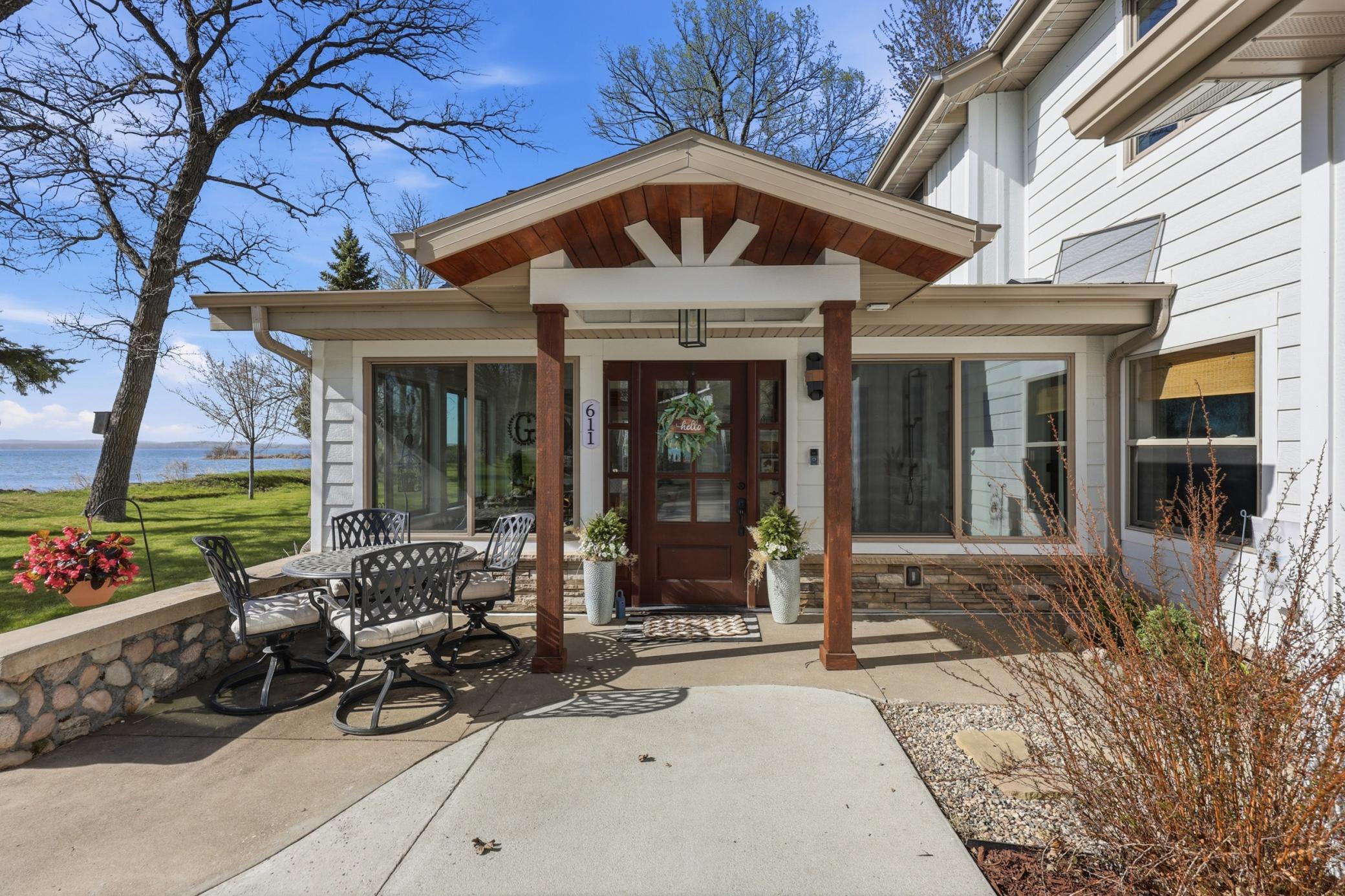 611 N Shore Drive Property Photo 4