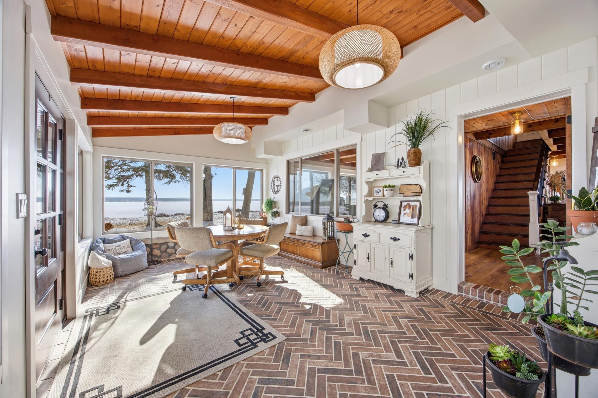 611 N Shore Drive Property Photo 8