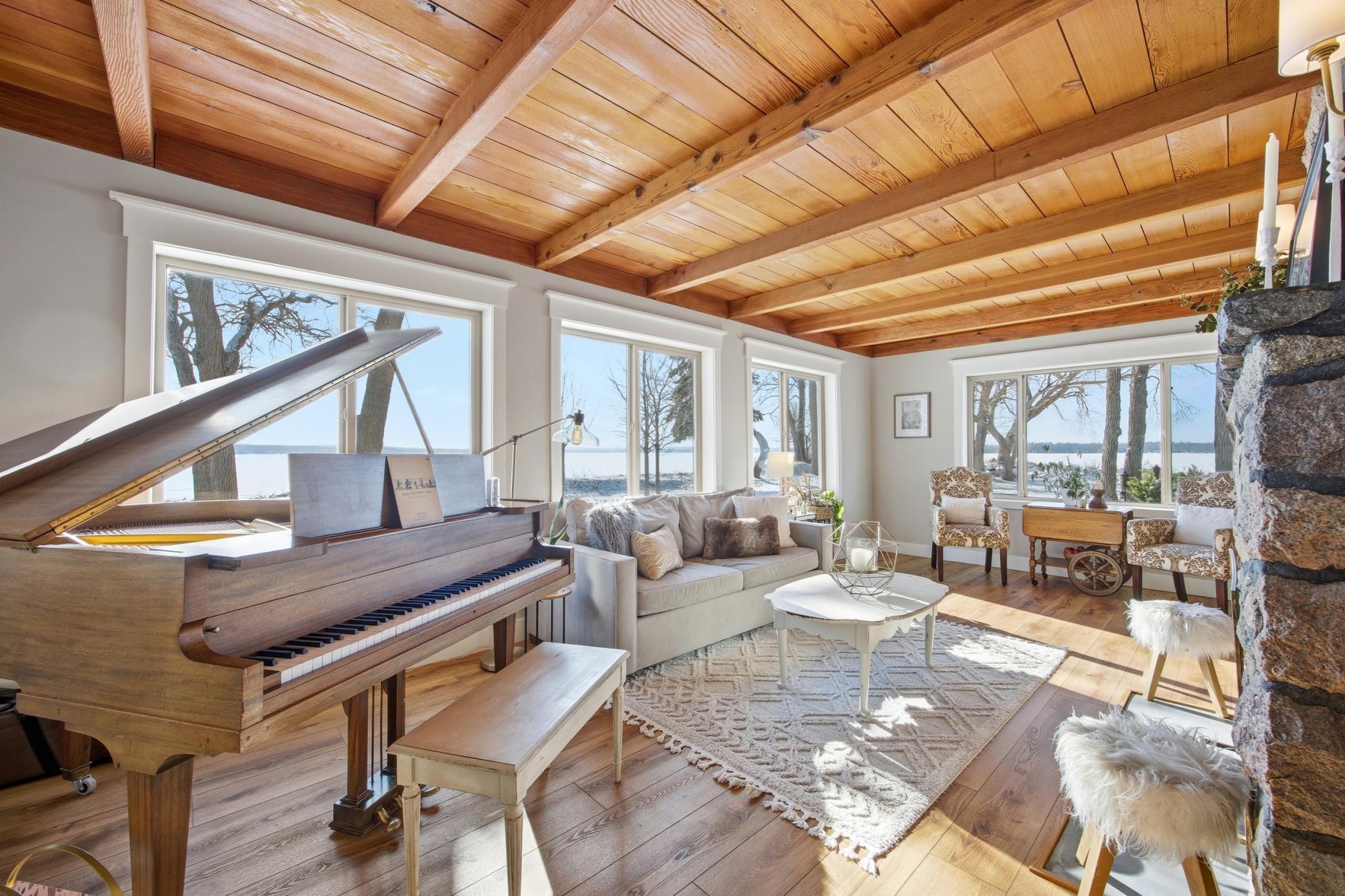 611 N Shore Drive Property Photo 9