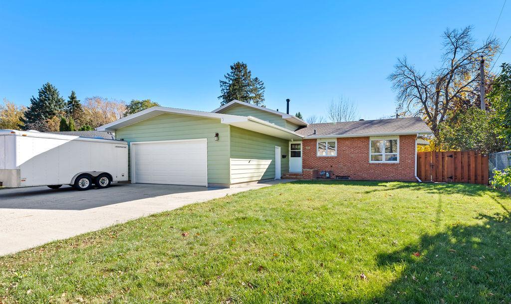 2807 Edgewood Drive N Property Photo 1