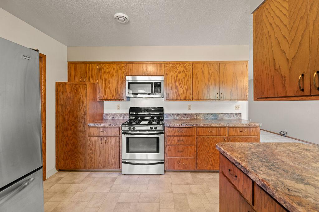 2807 Edgewood Drive N Property Photo 13