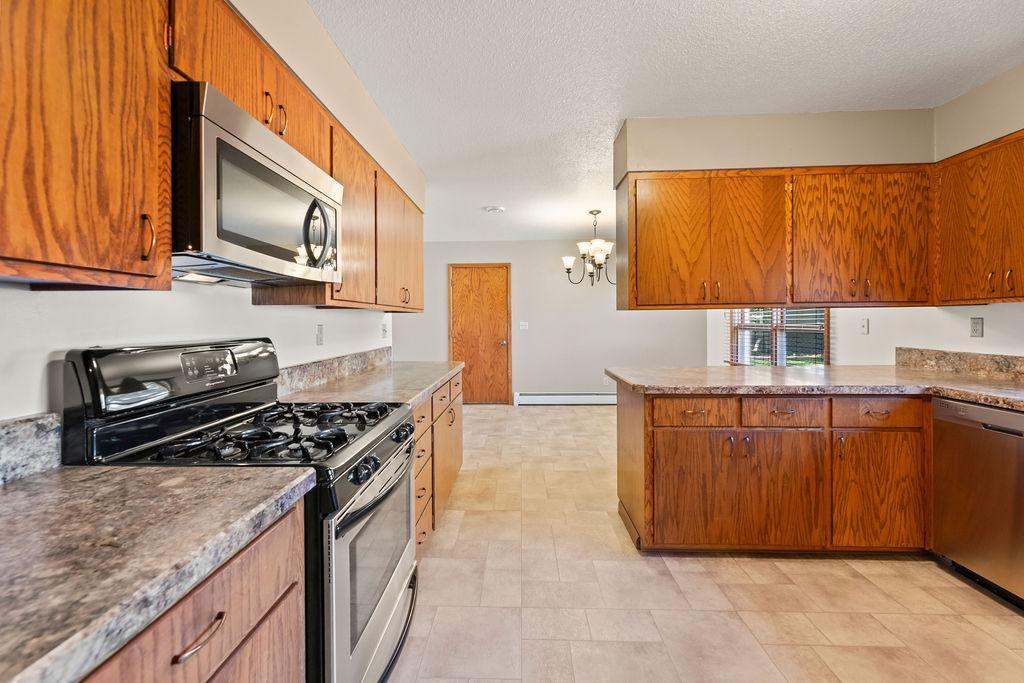 2807 Edgewood Drive N Property Photo 14