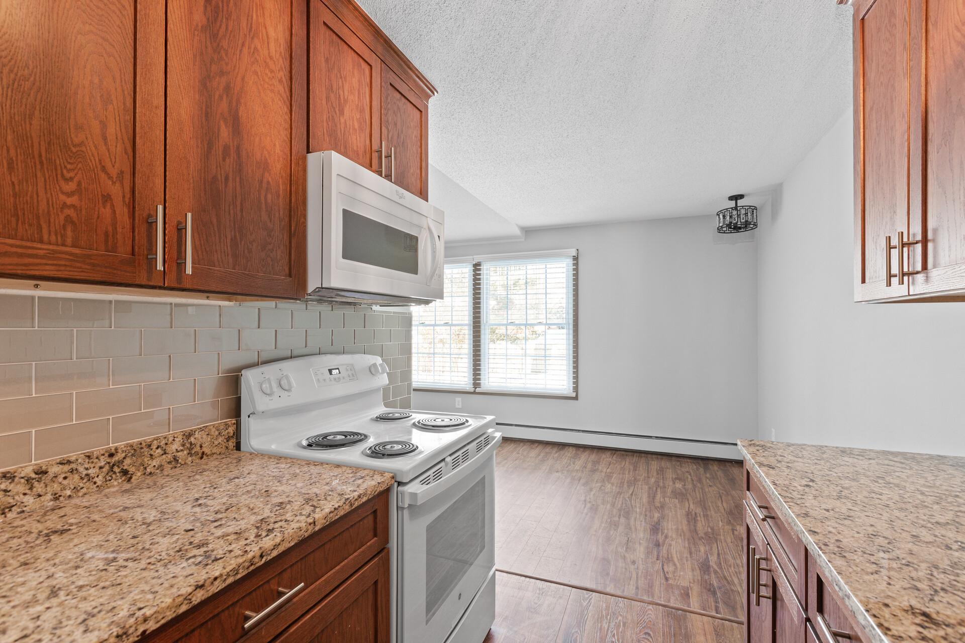 4442 Cedar Lake Road S 7 Property Photo 5