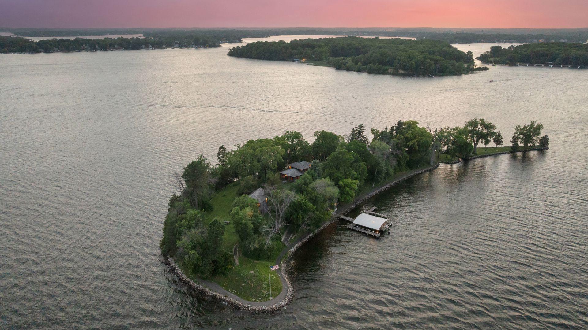 1000 Gale Island Property Photo 1
