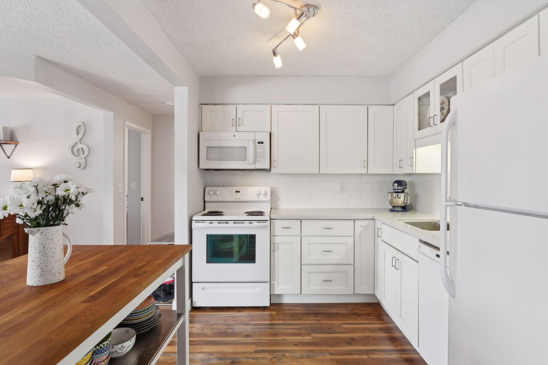 78 10th Street E 402 Property Photo 6