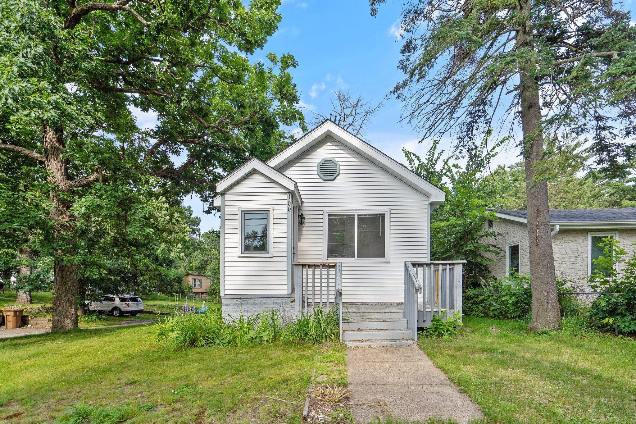 100 Warner Avenue S Property Photo 1