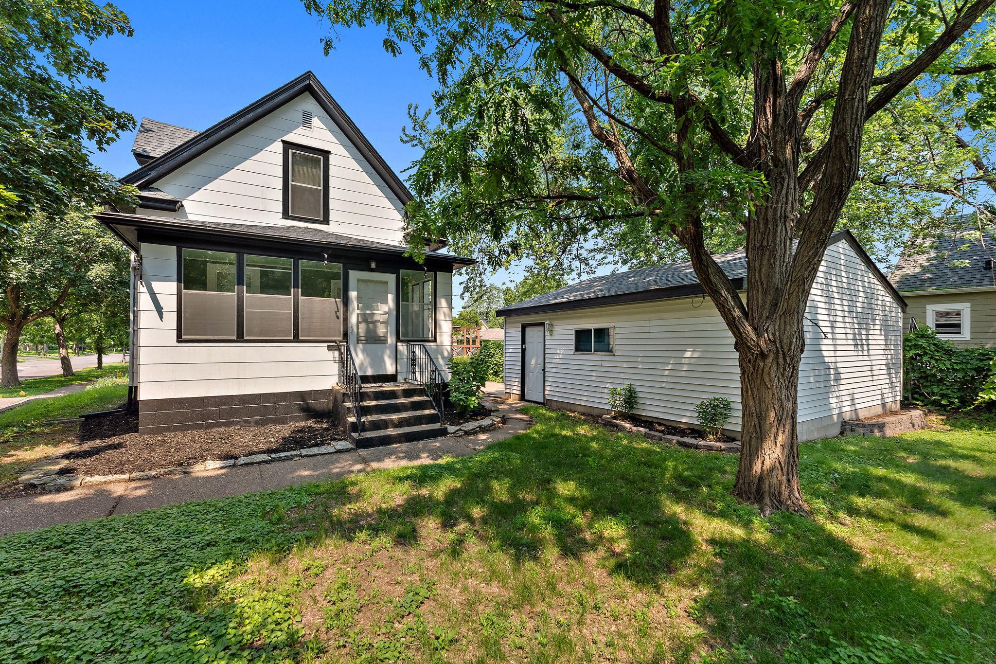 1467 Charles Avenue Property Photo 1